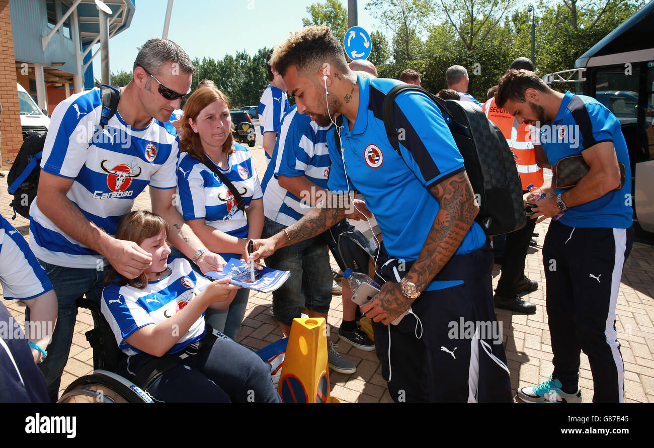 Sky Bet Championship Soccer - - Lecture v Milton Keynes Dons - Madejski Stadium Banque D'Images