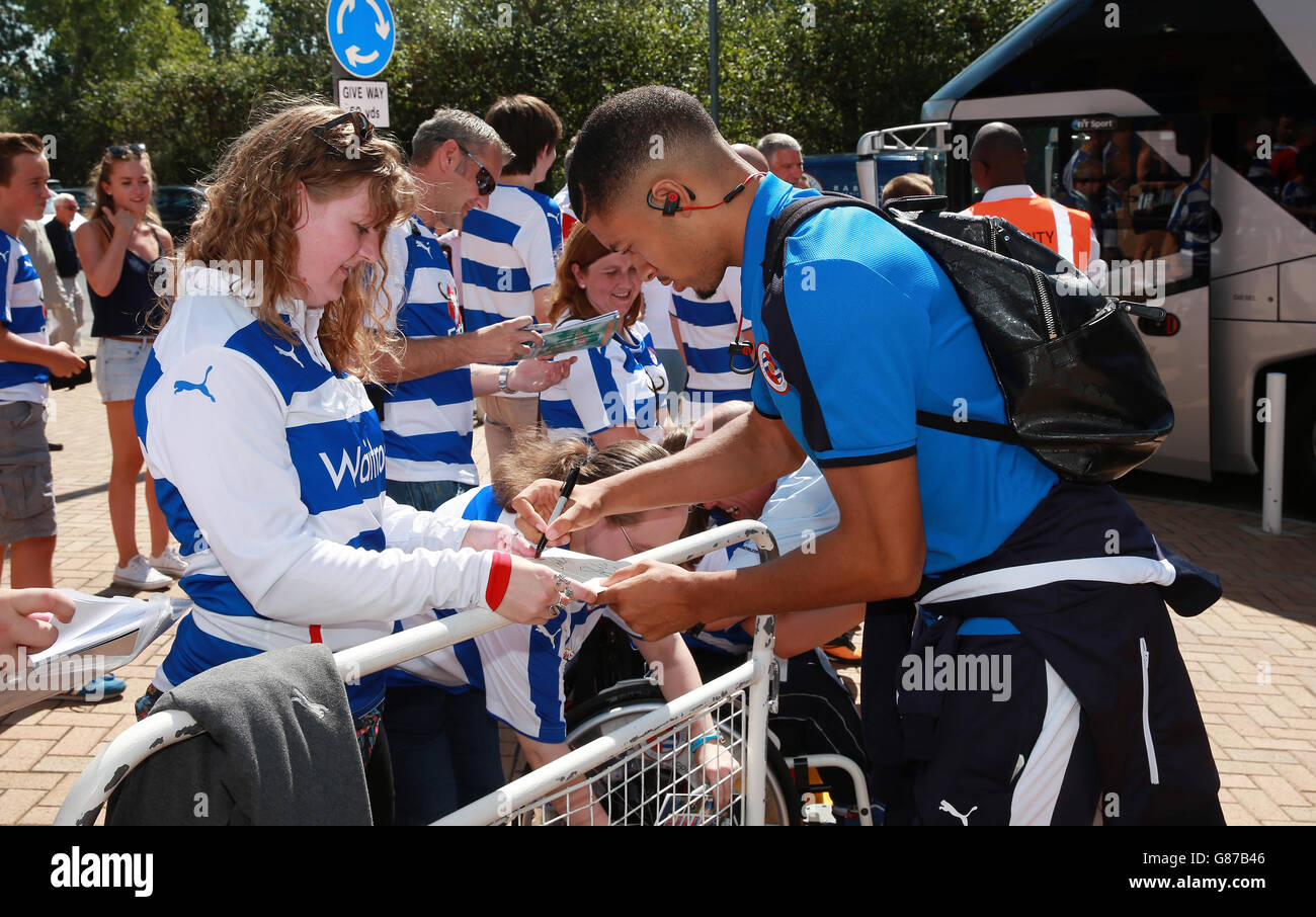 Sky Bet Championship Soccer - - Lecture v Milton Keynes Dons - Madejski Stadium Banque D'Images