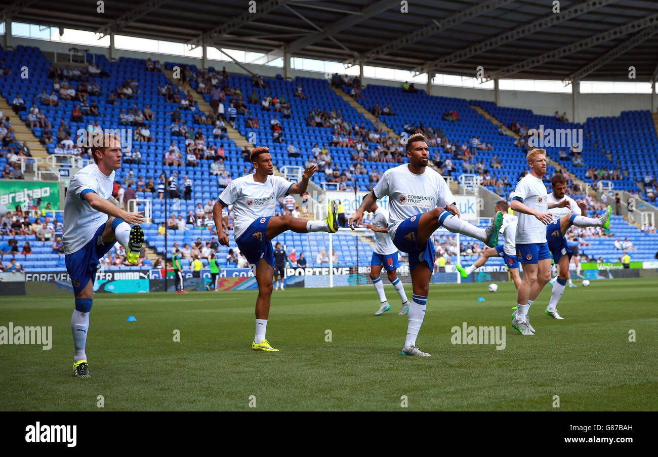Football - Championnat de pari de ciel - lecture v Milton Keynes dons - Madejski Stadium.Les lecteurs de lecture s'échauffent Banque D'Images
