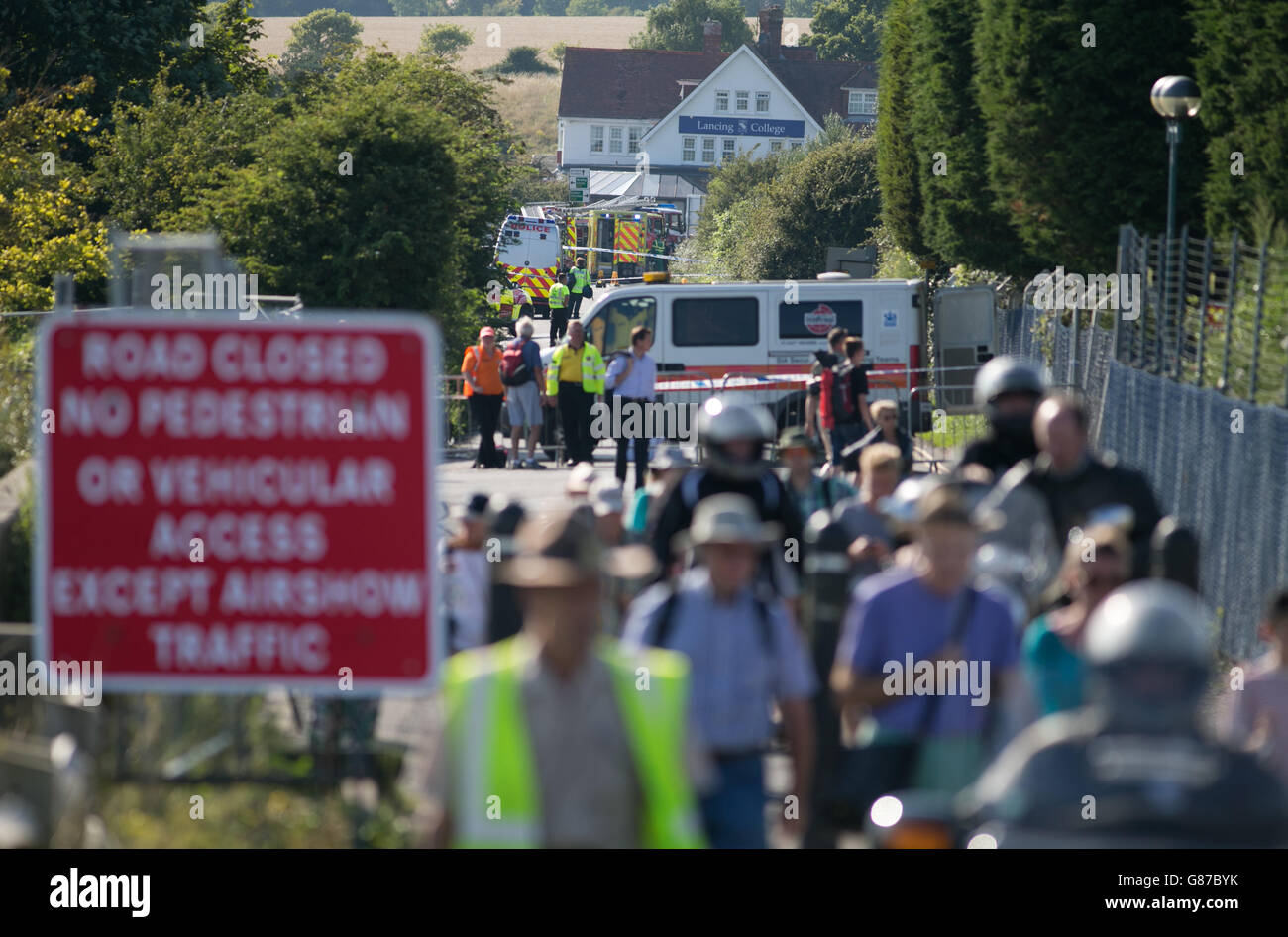 Une fermeture de la route près de l'A27, sept personnes étant mortes après qu'un avion s'est écrasé dans des voitures sur la route principale lors d'une exposition aérienne au Shoreham Airshow dans West Sussex. Banque D'Images
