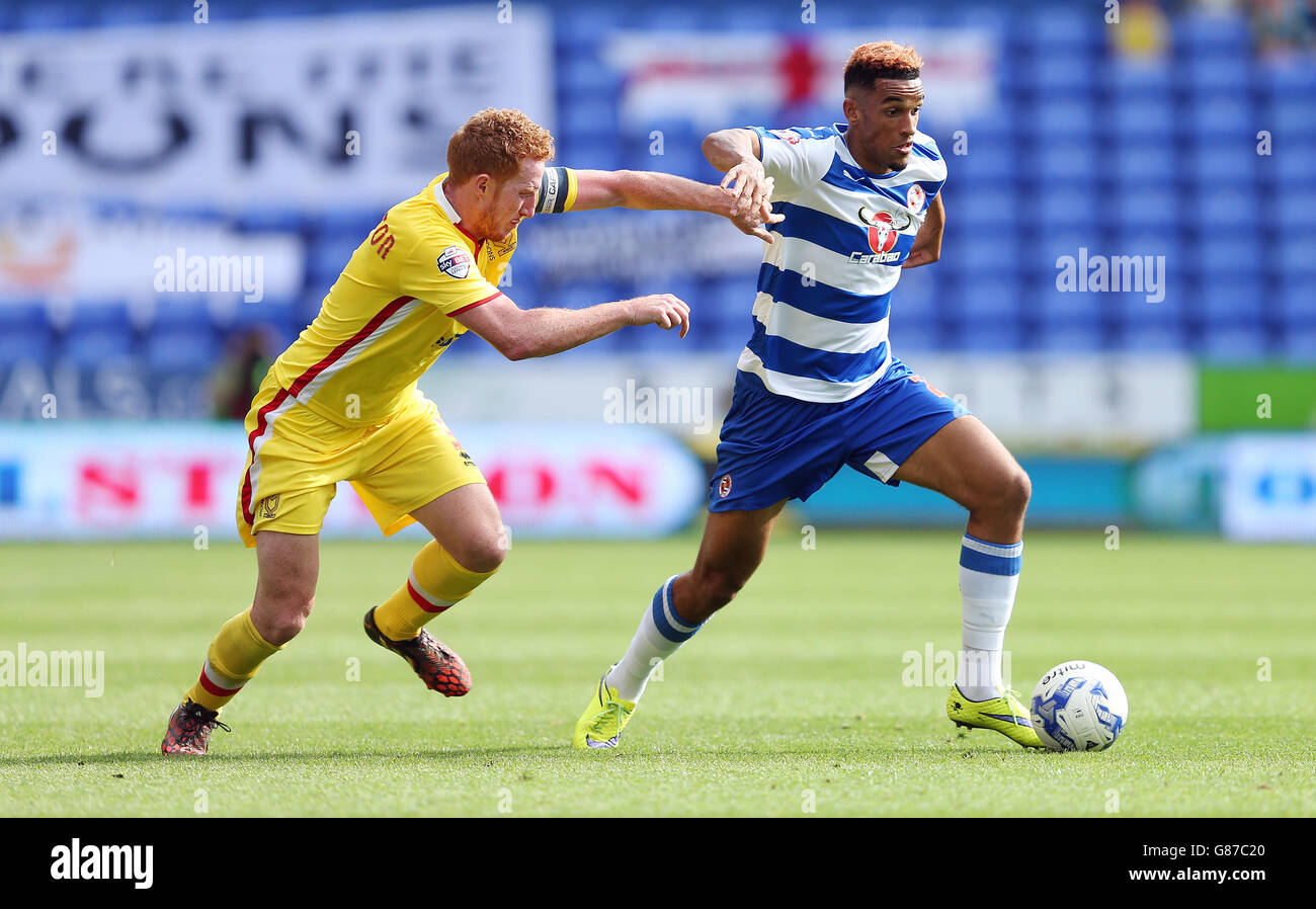 Football - Championnat de pari de ciel - lecture v Milton Keynes dons - Madejski Stadium.Nick Blackman et Dean Lewington de MK dons Banque D'Images