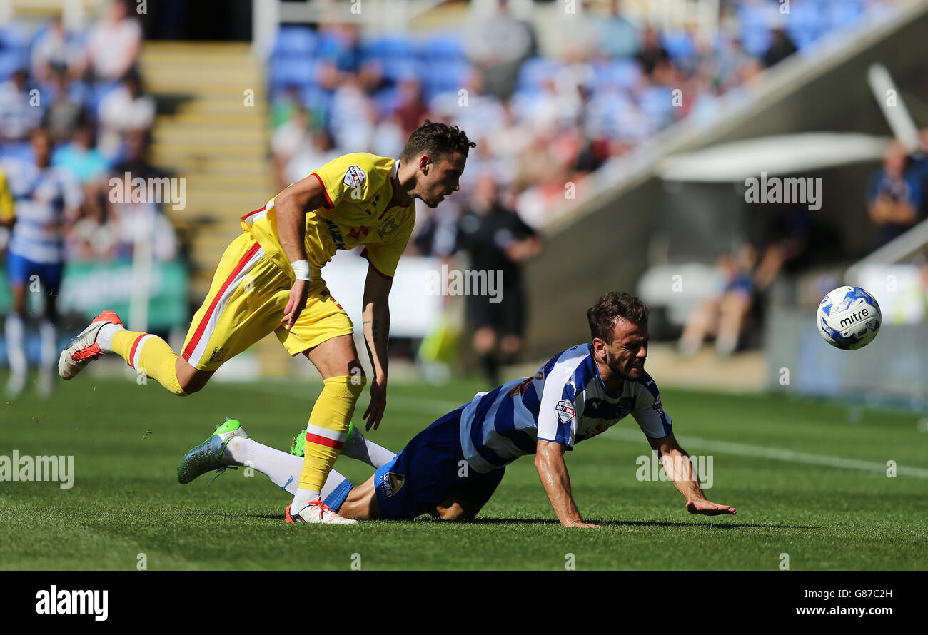 Football - Championnat de pari de ciel - lecture v Milton Keynes dons - Madejski Stadium.La lecture de Orlando sa et de MK Dons Diego Poyet bataille pour le ballon Banque D'Images
