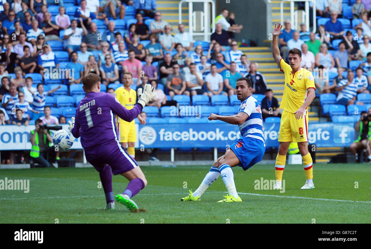 Football - Championnat de pari de ciel - lecture v Milton Keynes dons - Madejski Stadium. Hal Robson-Kanu de Reading manque une chance sur le but Banque D'Images