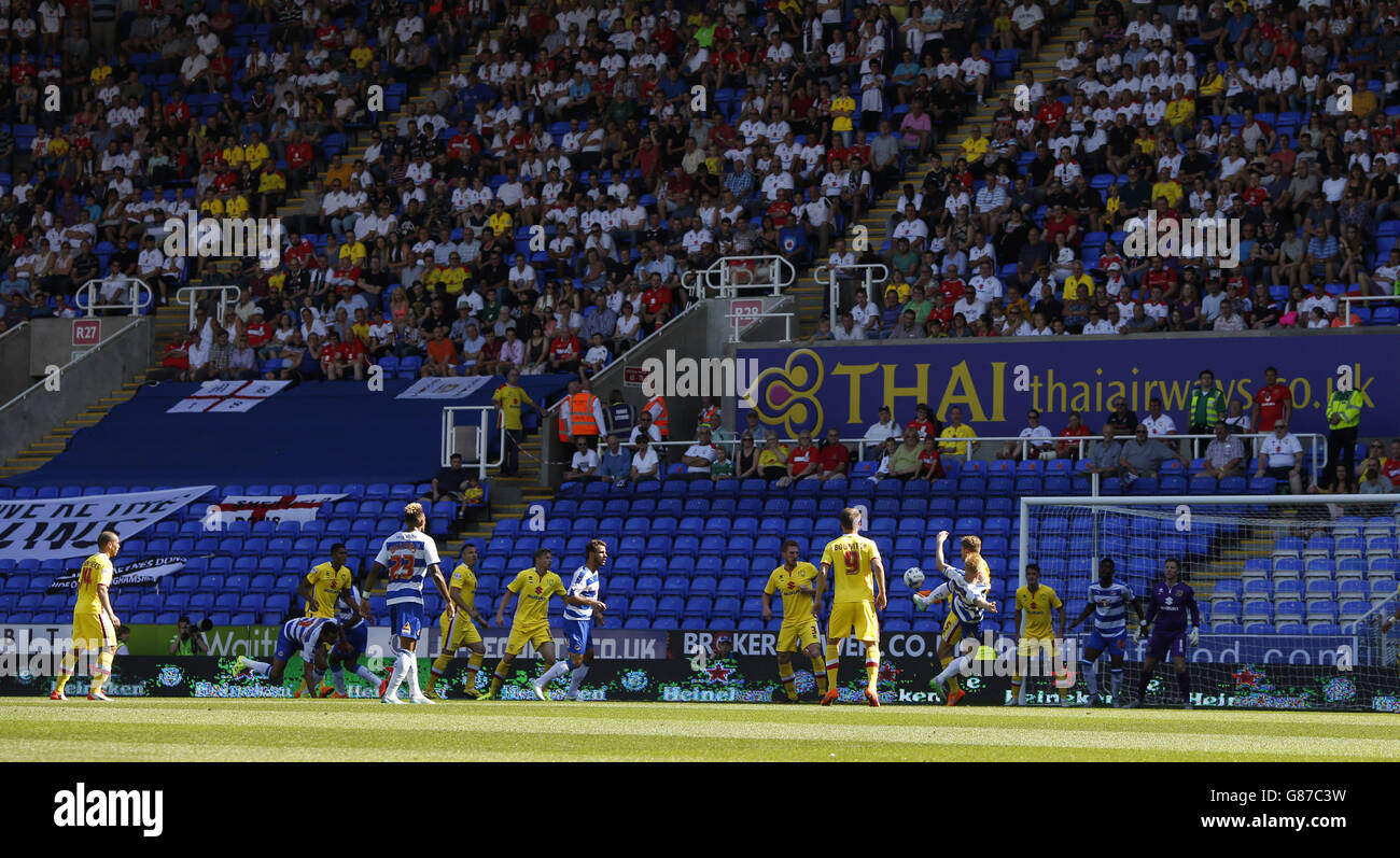 Football - Championnat de pari de ciel - lecture v Milton Keynes dons - Madejski Stadium.Action devant une publicité tthai Airways pendant le match entre Reading et MK Dons' Banque D'Images