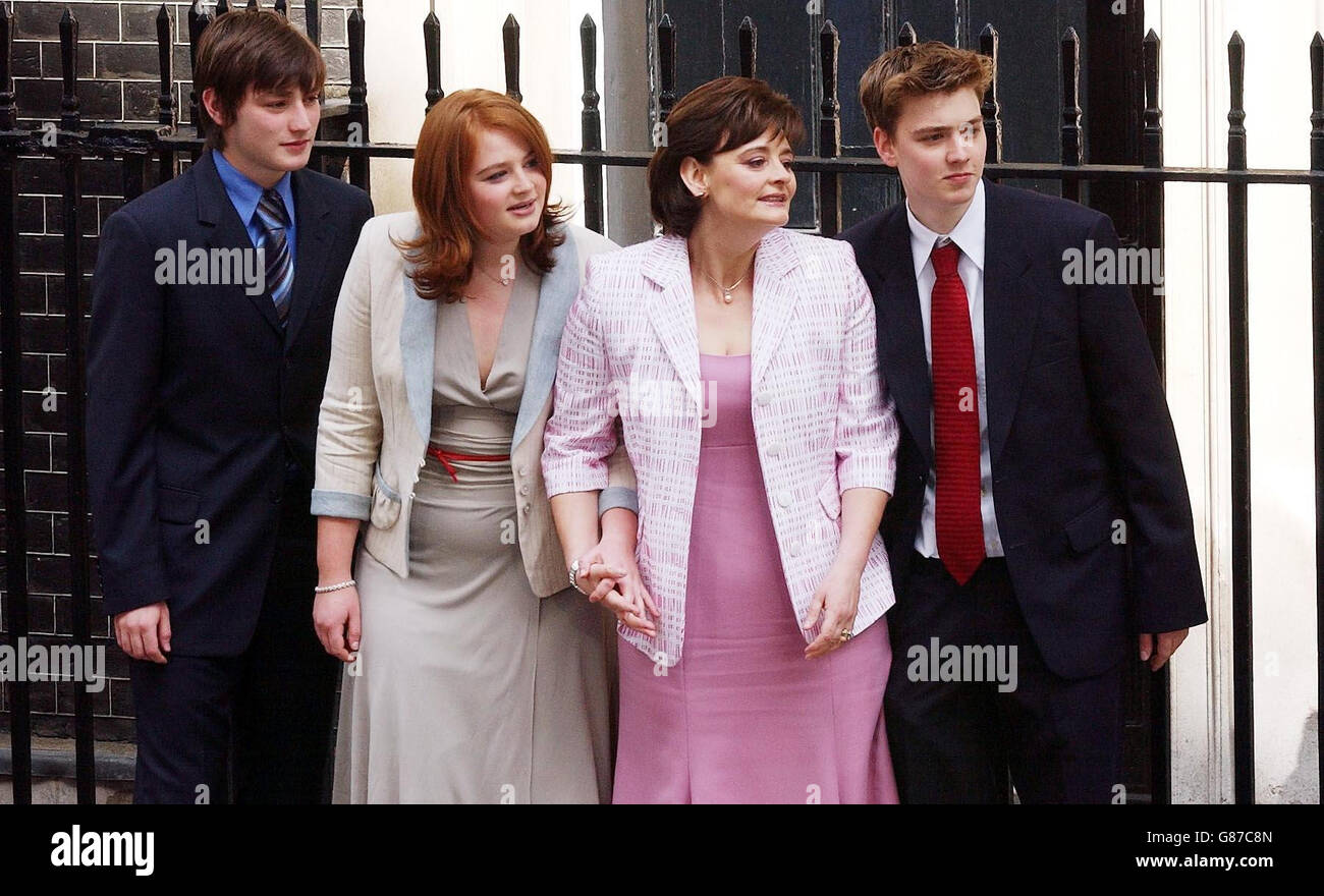 Cherie, l'épouse du Premier ministre britannique Tony Blair, avec les enfants Nicky (L), Kathryn et Euan dans Downing Street, suite à la victoire historique de la troisième élection générale du Parti travailliste. Banque D'Images