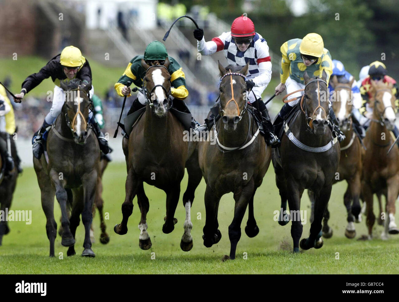Courses hippiques - Festival de mai - Fête de la ville - Hippodrome de Chester.Fire Up le groupe monté par Adrain Nicholls (au centre, portant la casquette rouge) mène le terrain pour gagner le handicap de Vcbet. Banque D'Images