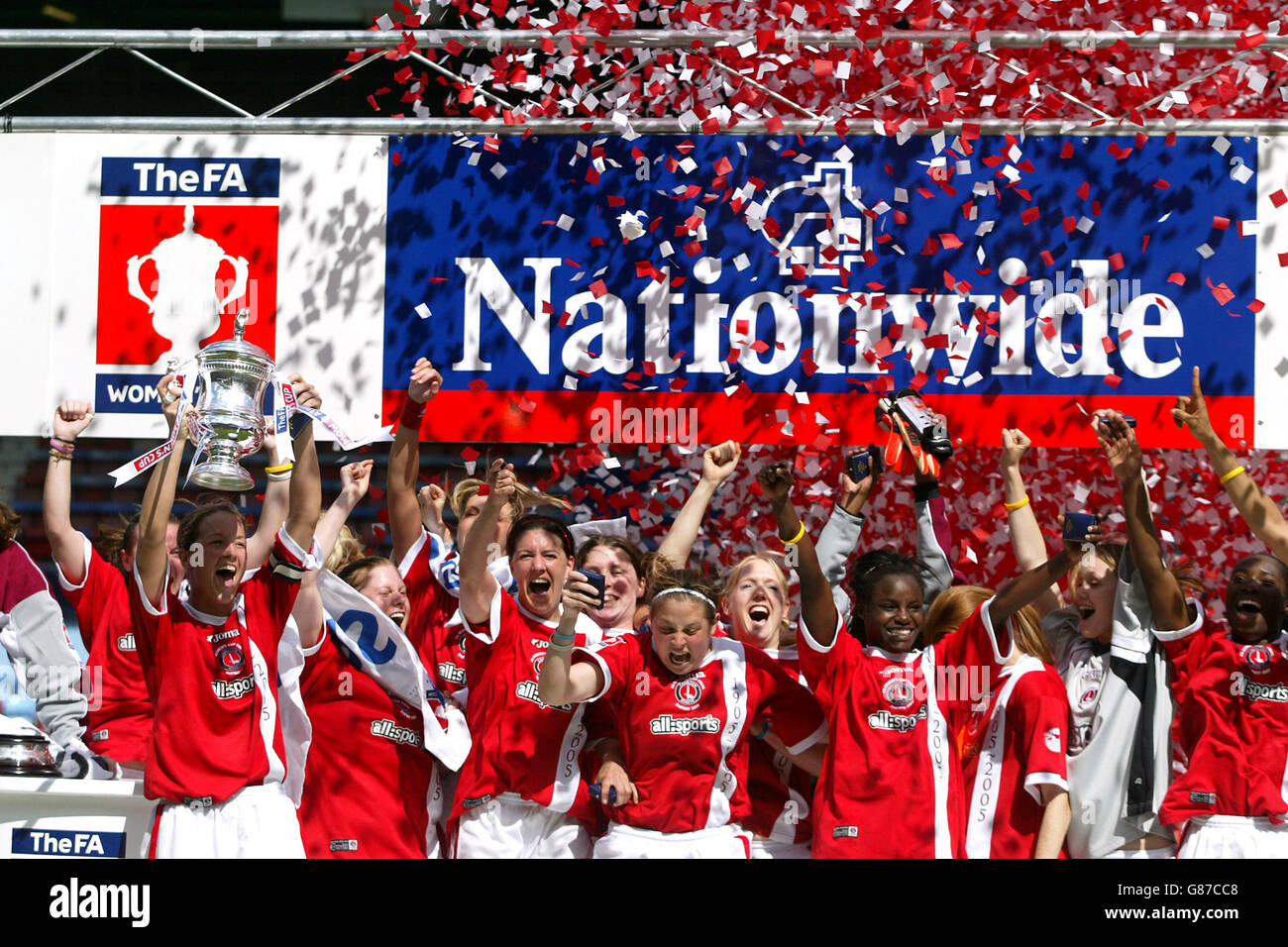 Football - coupe féminine nationale - finale - Everton contre Charlton Athletic - Upton Park. Les joueurs de Charlton Athletic célèbrent avec le trophée Banque D'Images
