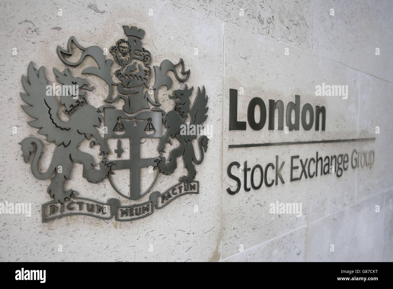 Affaissement FTSE 100.Le panneau devant le London stock Exchange Group dans la City de Londres. Banque D'Images