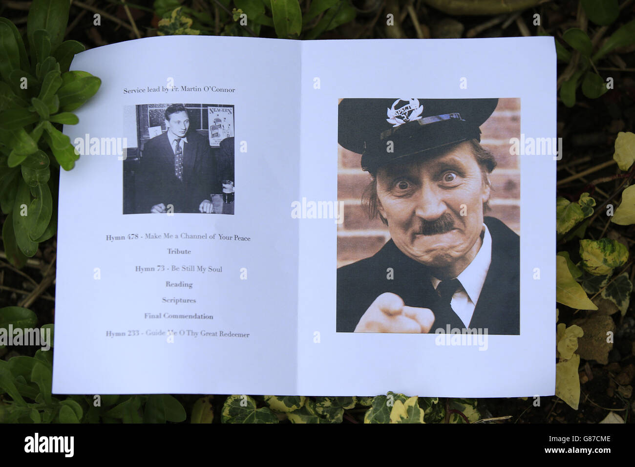 Un ordre de service aux funérailles de l'acteur Stephen Lewis, connu pour son rôle dans sitcom sur les bus, à l'église notre-Dame de Lourdes à Wanstead, à l'est de Londres. Banque D'Images