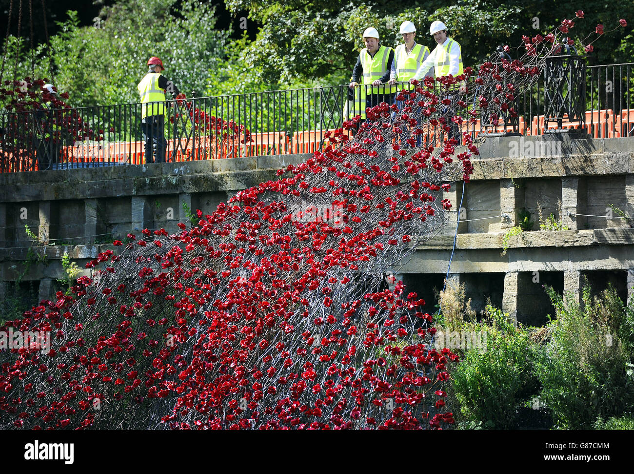 Le chancelier de l'Échiquier George Osborne examine la construction de la sculpture sur coquelicot Wave dans le Yorkshire Sculpture Park, Wakefield. Banque D'Images