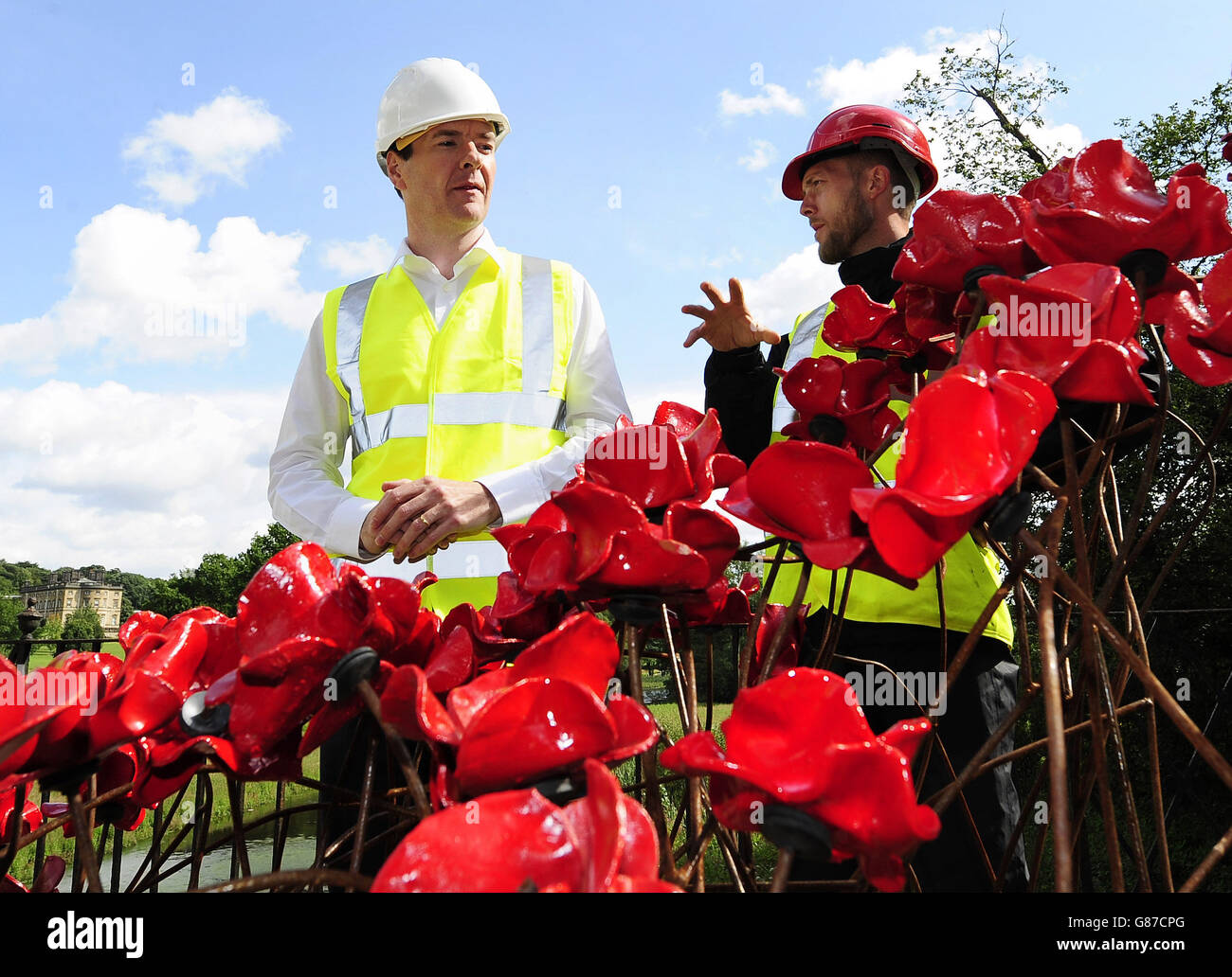 Le chancelier de l'Échiquier George Osborne examine la construction de la sculpture sur coquelicot Wave dans le Yorkshire Sculpture Park, Wakefield. Banque D'Images