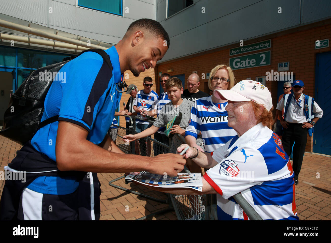 Football - Championnat de pari de ciel - lecture v Milton Keynes dons - Madejski Stadium.Michael Hector de Reading signe des autographes pour les fans quand ils arrivent au sol Banque D'Images