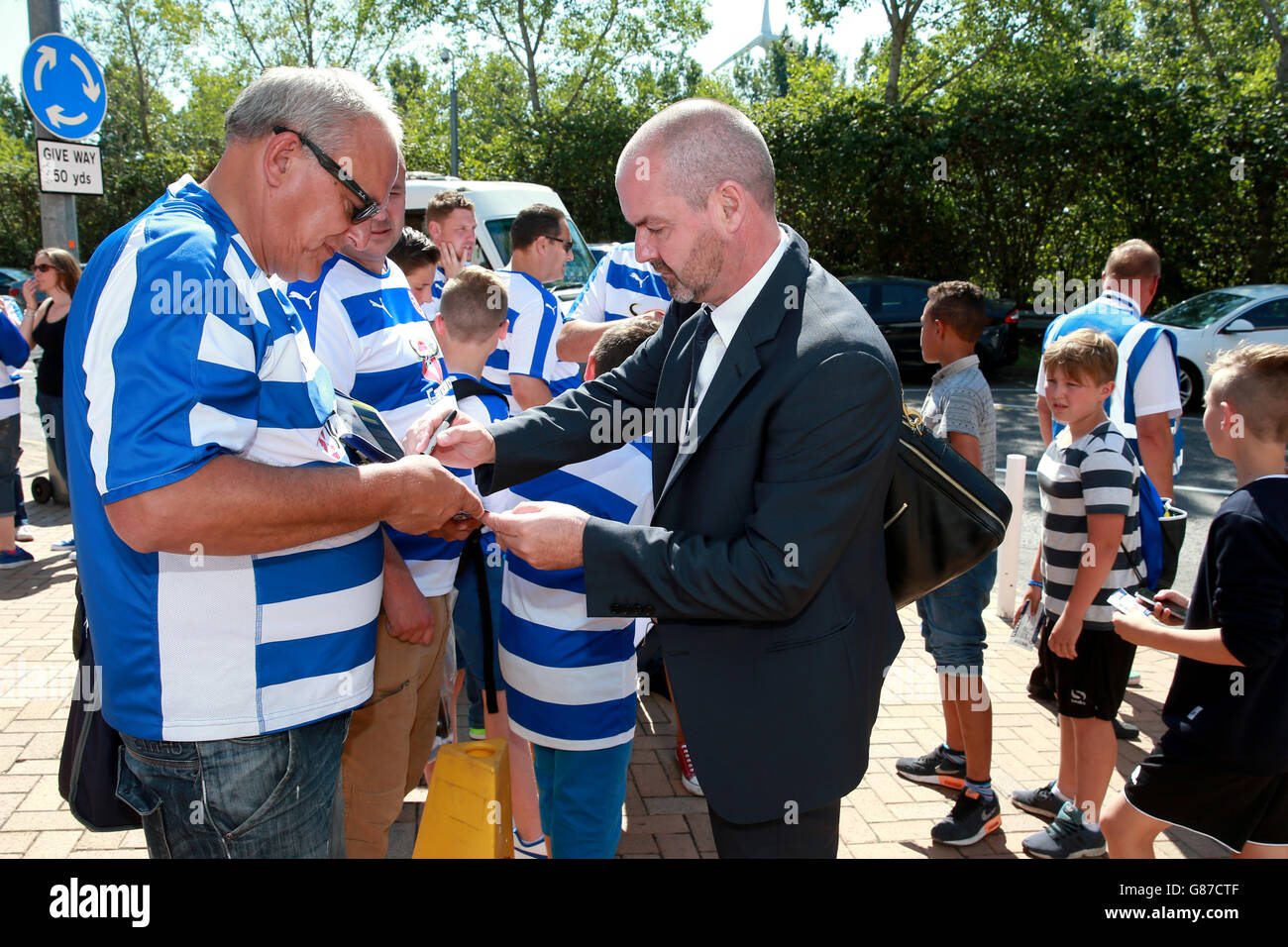 Sky Bet Championship Soccer - - Lecture v Milton Keynes Dons - Madejski Stadium Banque D'Images