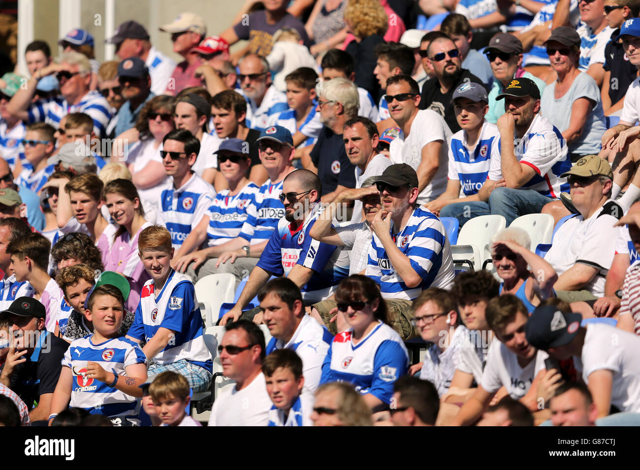 Football - Championnat de pari de ciel - lecture v Milton Keynes dons - Madejski Stadium. Les fans de lecture dans les stands pendant le jeu Banque D'Images