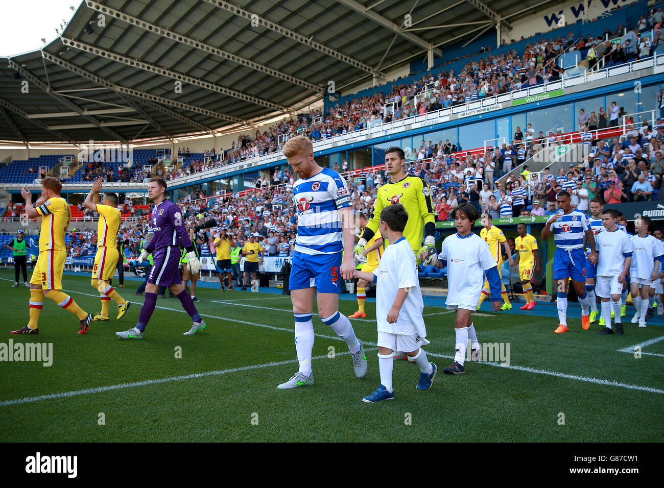 Paul McShane, de Reading, dirige l'équipe vers le début du jeu Banque D'Images