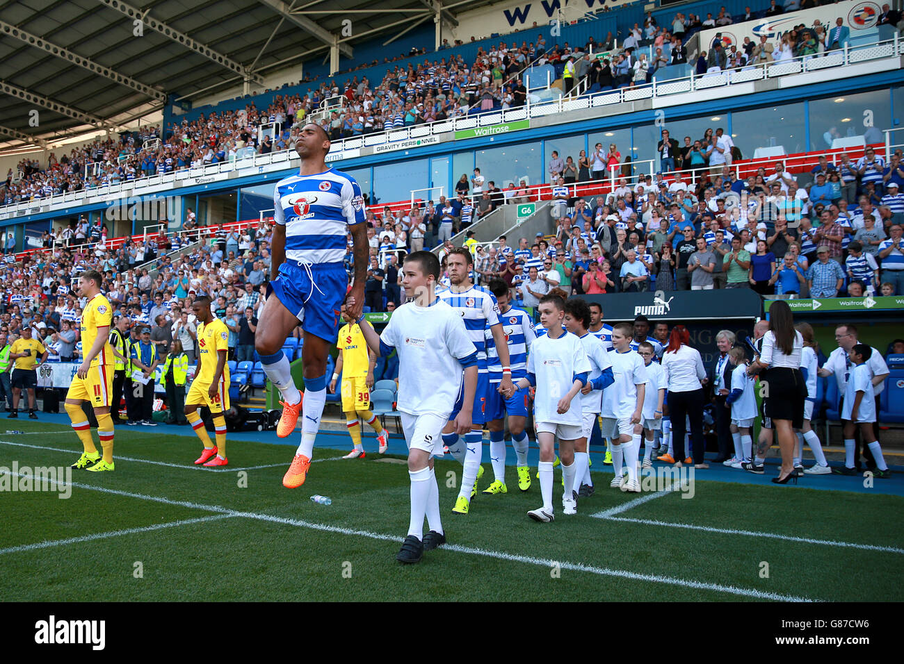 Football - Championnat de pari de ciel - lecture v Milton Keynes dons - Madejski Stadium.Anton Ferdinand, de Reading, sort du tunnel avec des coéquipiers pour le début du match Banque D'Images