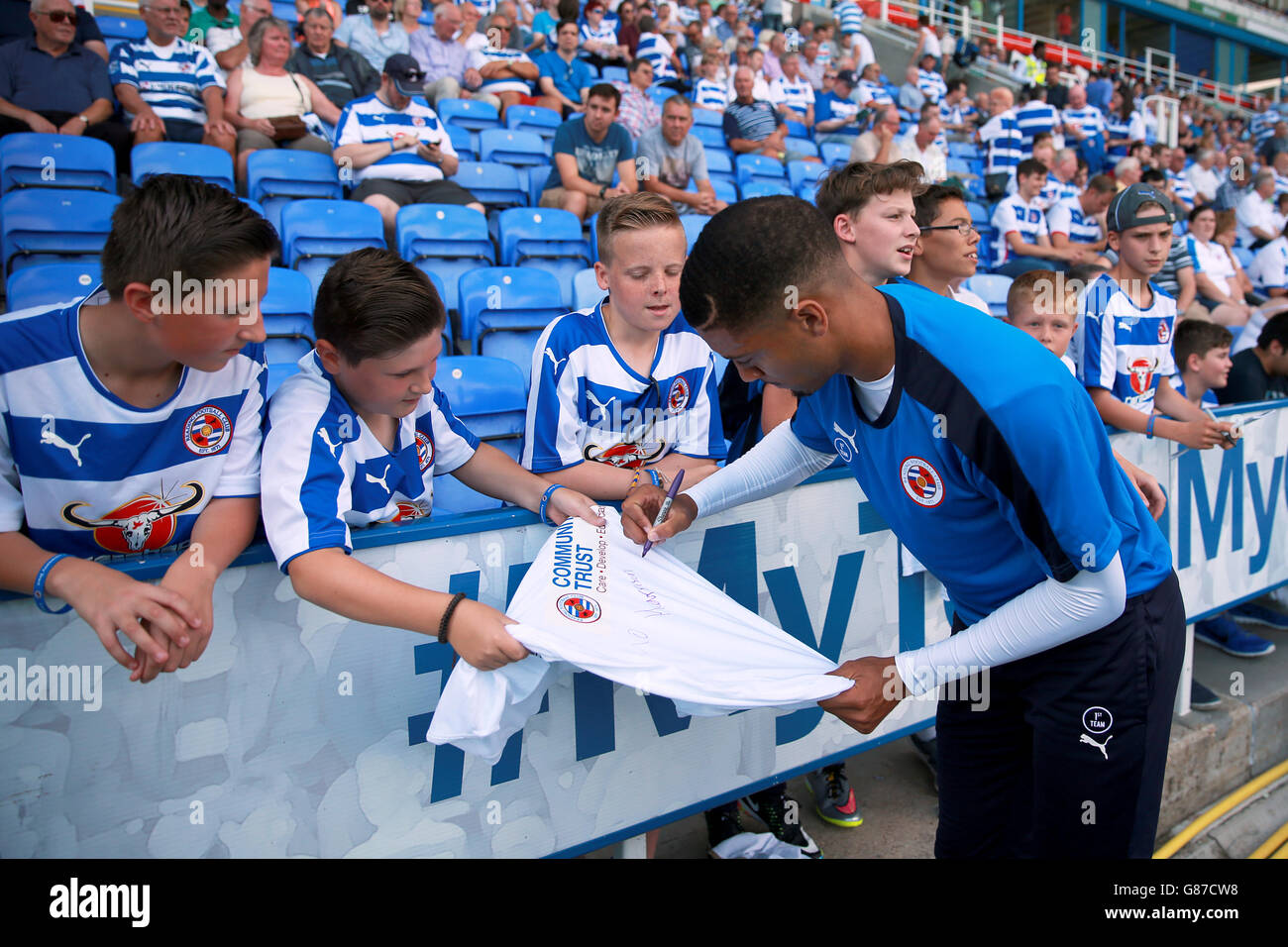 Football - Championnat de pari de ciel - lecture v Milton Keynes dons - Madejski Stadium.Avant le jeu, Michael Hector signe des autographes pour les fans Banque D'Images