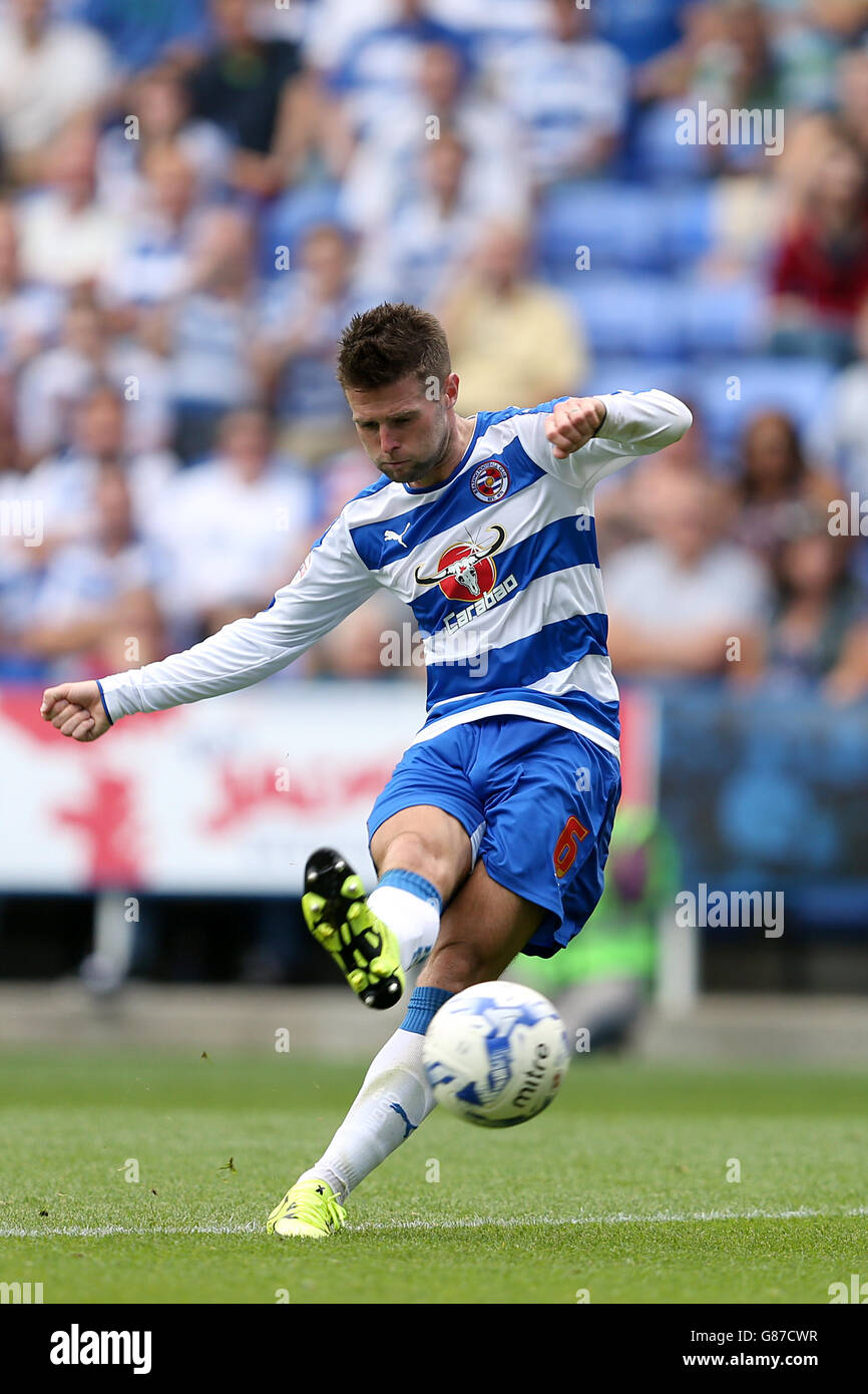 Football - Championnat de pari de ciel - lecture v Milton Keynes dons - Madejski Stadium. Oliver Norwood, lecture Banque D'Images