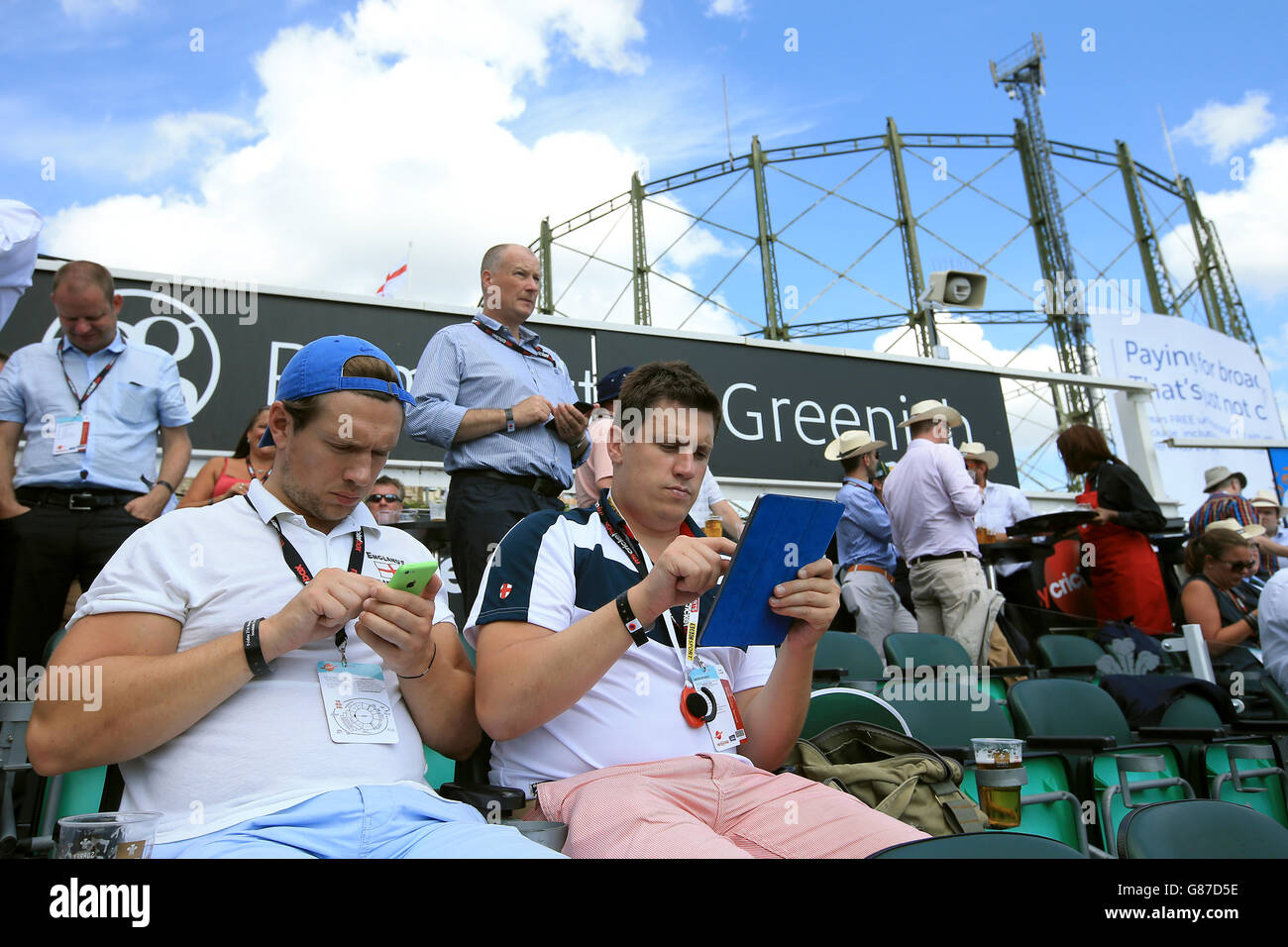 Cricket - Cinquième épreuve Investec Ashes - Angleterre v Australie - deuxième jour - le Kia Oval. Les fans s'imprégnent de l'atmosphère du Kia Oval Banque D'Images
