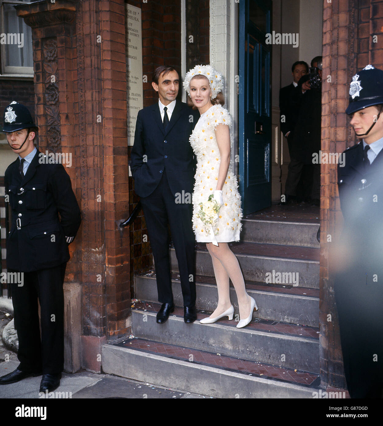 L'actrice Susan Hampshire dans la robe de Dior 'mini' en organza de soie blanche appliquée avec des Marguerites et un foulard assorti, sur les marches de Kensington Register Office avec son nouveau mari, le réalisateur français Pierre Granier-Deferre. Banque D'Images