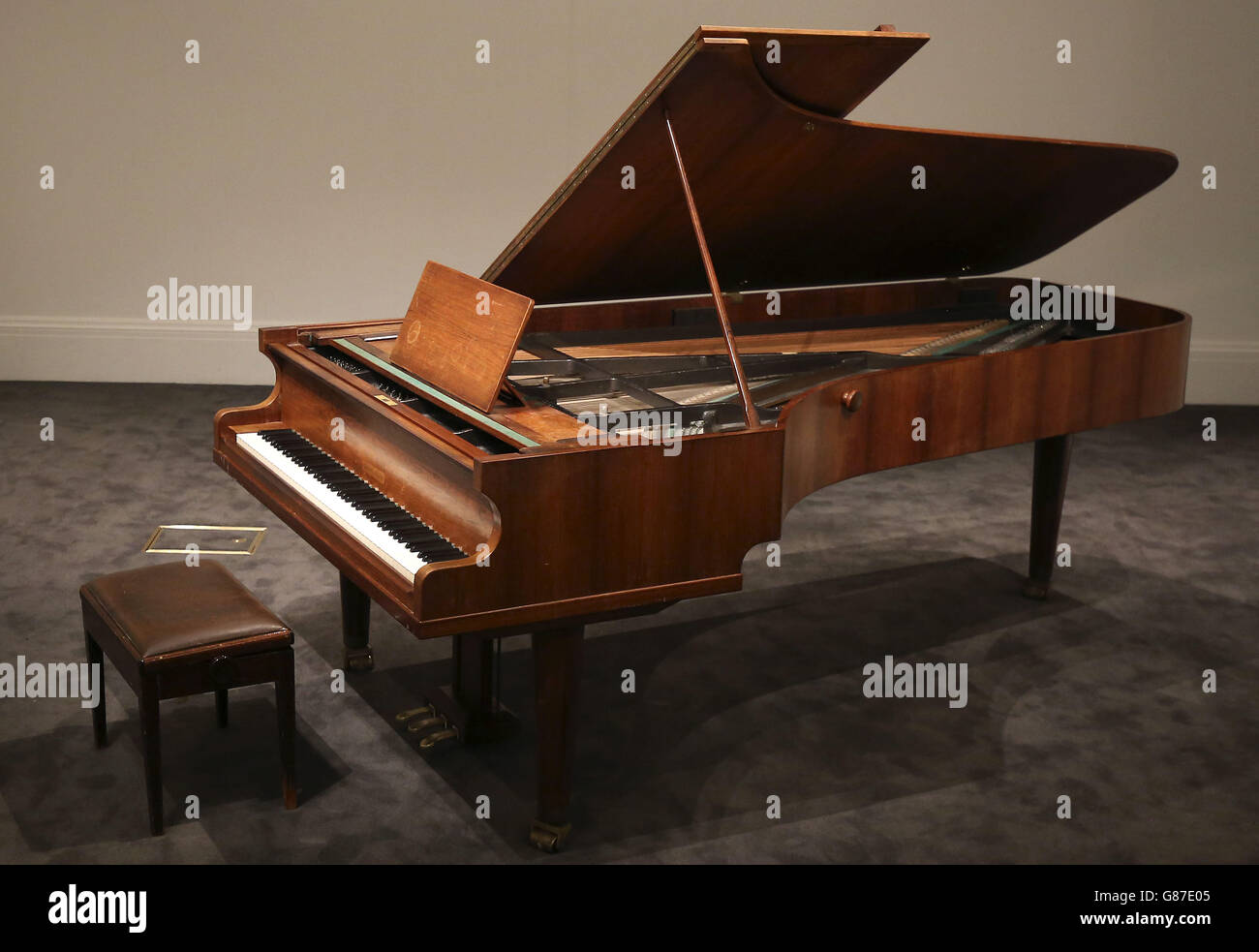 Le Bolin Grand Piano sur lequel ABBA a enregistré leurs chansons préférées, qui est offert à la vente aux enchères de Sotheby's Rock and Pop le 29 septembre à Londres. Banque D'Images