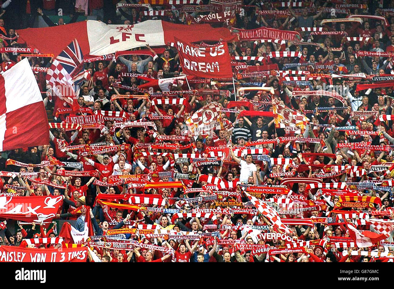 Football - Ligue des champions de l'UEFA - semi-finale - deuxième étape - Liverpool / Chelsea - Anfield.Les supporters de Liverpool au célèbre Kop applaudissent Liverpool. Banque D'Images