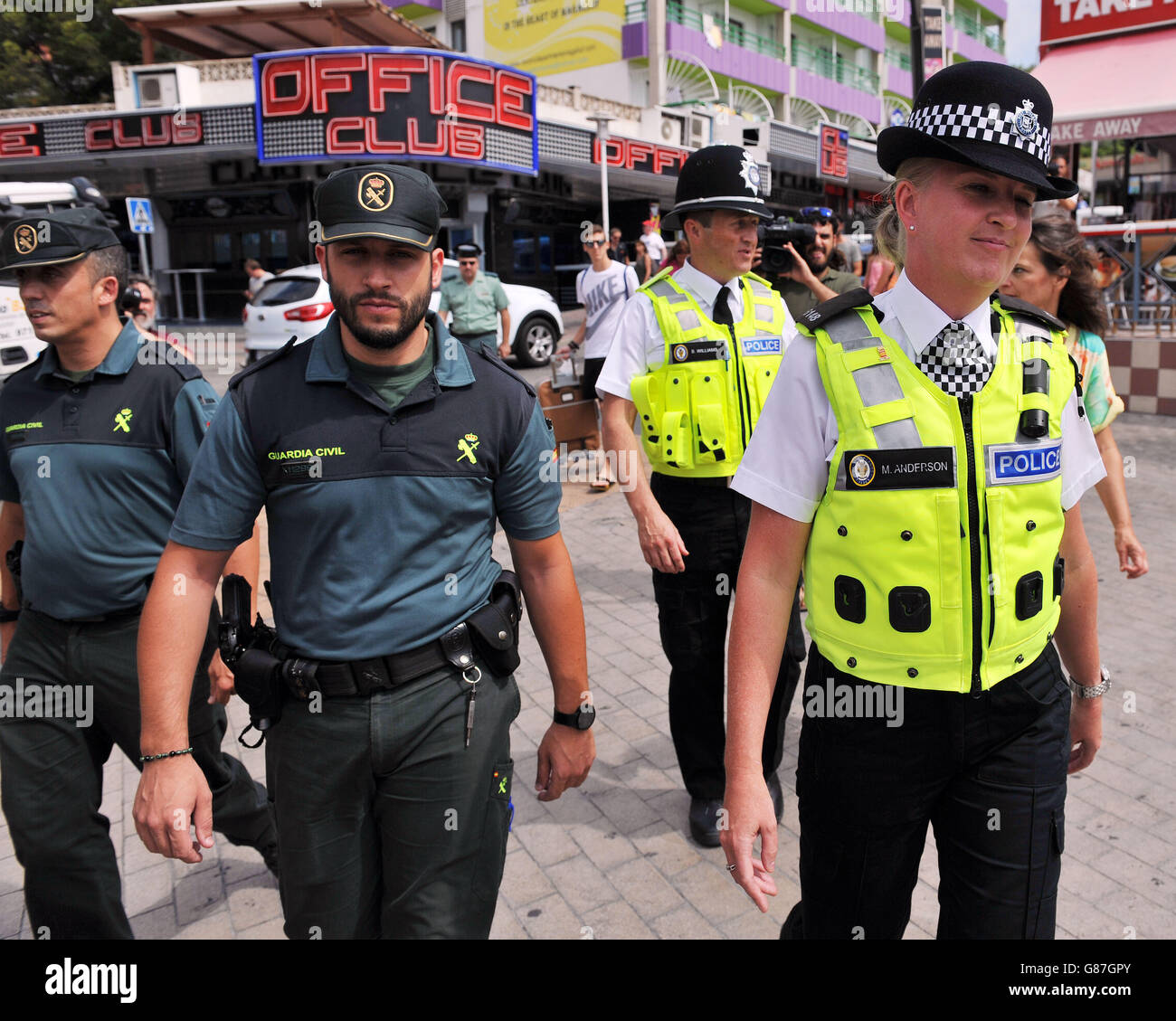 Les officiers de police des West Midlands, PC Martina Anderson et le sergent Brett Williams, à Punta Ballena, la principale bande de club de Magaluf, Majorque, Espagne, juste après midi heure locale avant qu'il ne s'occupe la nuit. Banque D'Images