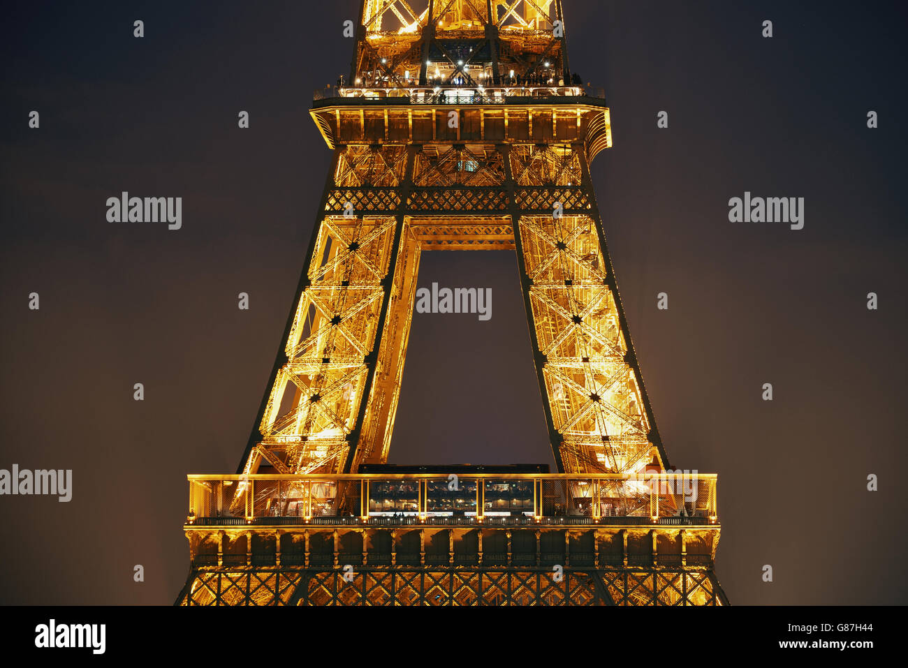 PARIS, FRANCE - Le 13 mai : Eiffel Tower at night le 13 mai 2015 à Paris. C'est le plus visité payé au monde avec 250 millions de visiteurs annuels. Banque D'Images