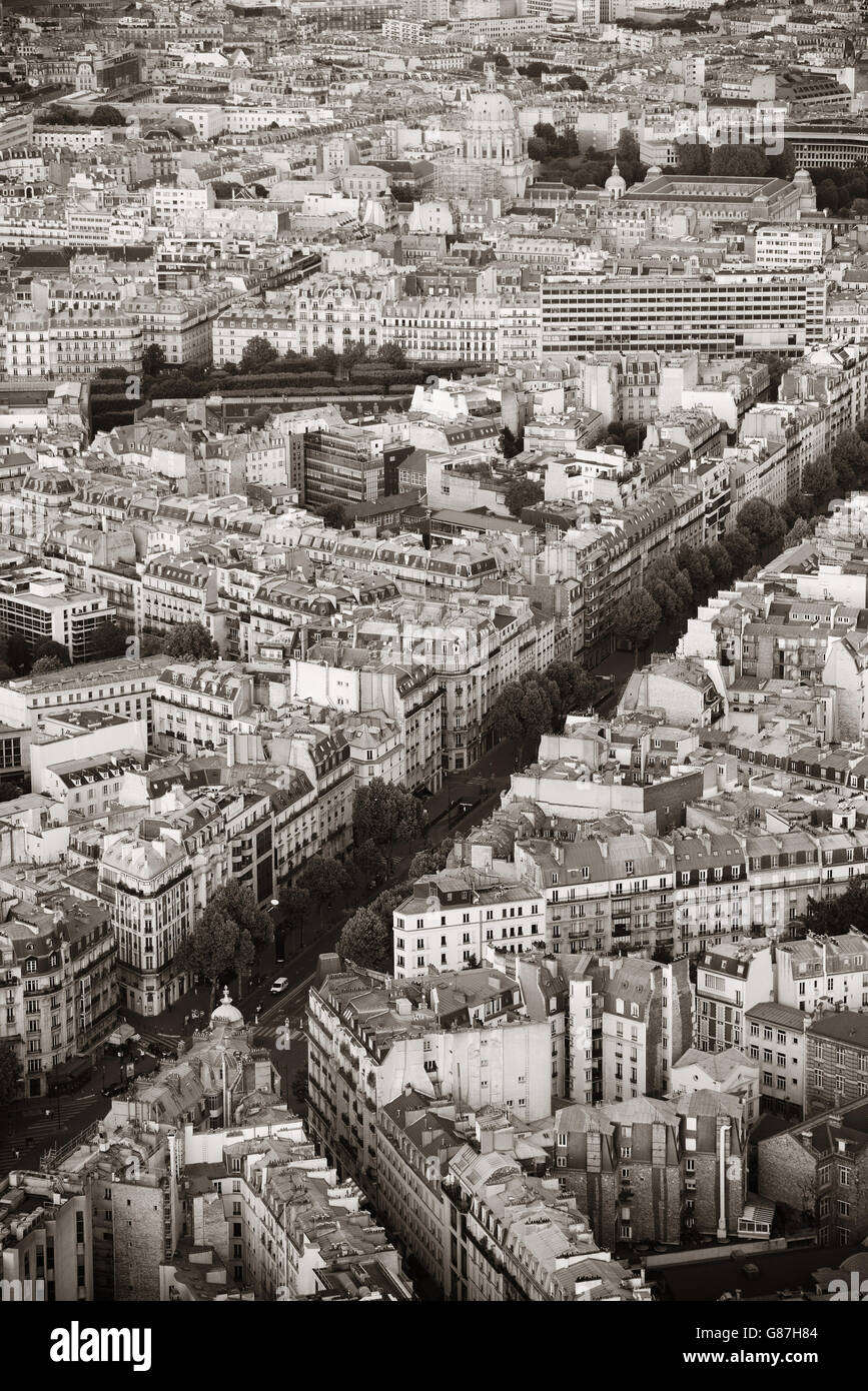 Rue de la ville de Paris vue sur le toit en noir et blanc. Banque D'Images