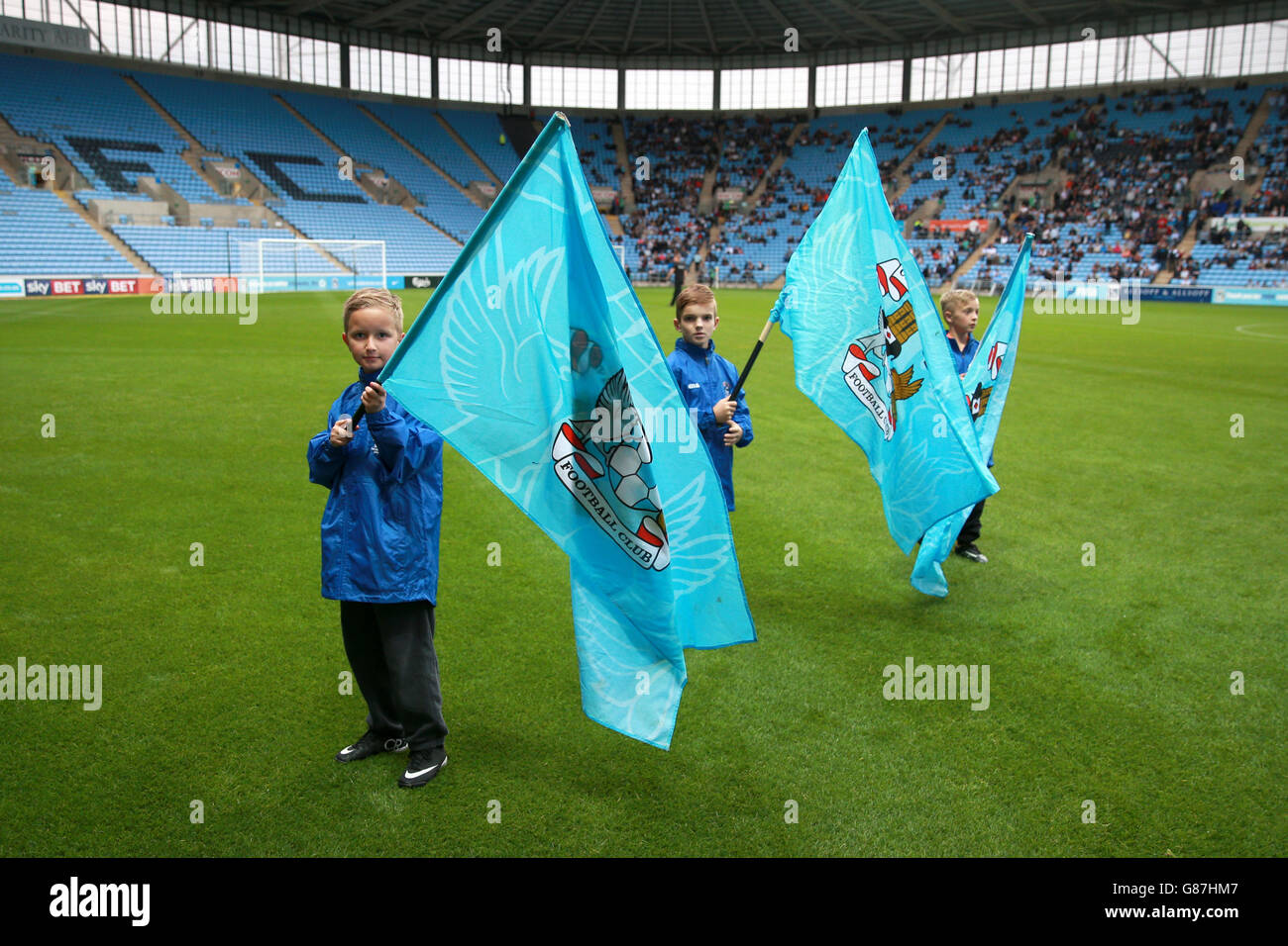 Drapeaux sur le terrain avant le match de la Sky Bet League One à la Ricoh Arena de Coventry. Banque D'Images