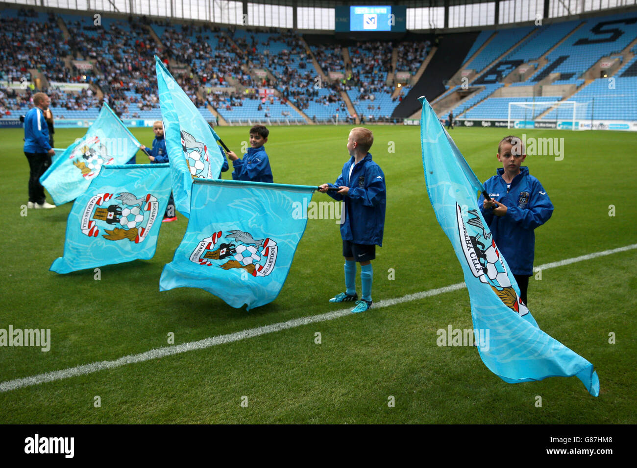 Drapeaux sur le terrain avant le match de la Sky Bet League One à la Ricoh Arena de Coventry. Banque D'Images