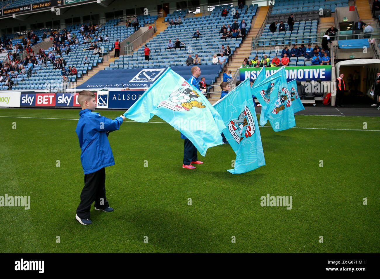 Drapeaux sur le terrain avant le match de la Sky Bet League One à la Ricoh Arena de Coventry. Banque D'Images