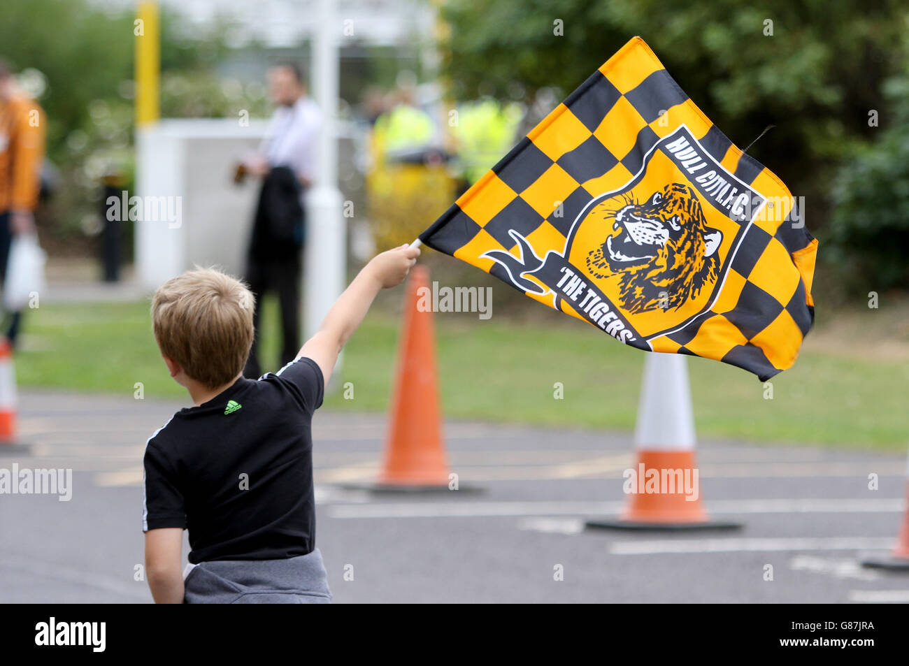 Un jeune fan de Hull City fait passer le drapeau de son équipe avant le match du championnat Sky Bet entre Hull City et Fulham au KC Stadium. APPUYEZ SUR ASSOCIATION photo. Date de la photo: Mercredi 19 août 2015. Voir PA Story SOCCER Hull. Le crédit photo devrait se lire comme suit : Richard Sellers/PA Wire. Aucune utilisation avec des fichiers audio, vidéo, données, listes de présentoirs, logos de clubs/ligue ou services « en direct » non autorisés. Utilisation en ligne limitée à 45 images, pas d'émulation vidéo. Aucune utilisation dans les Paris, les jeux ou les publications de club/ligue/joueur unique. Banque D'Images