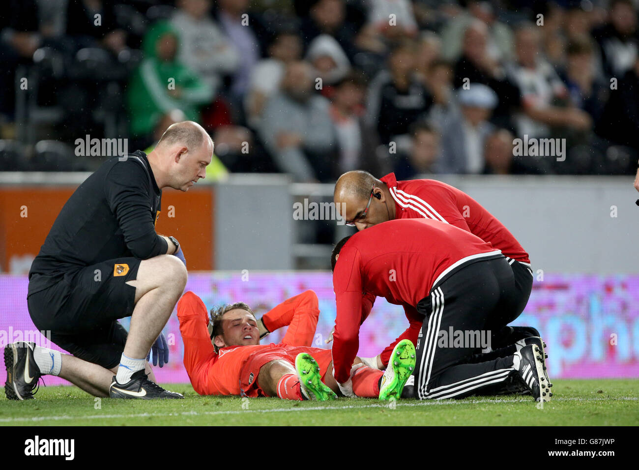 Le gardien de but de Fulham Marcus Bettinelli reçoit un traitement pour une blessure lors du match du championnat Sky Bet au KC Stadium, à Hull. APPUYEZ SUR ASSOCIATION photo. Date de la photo: Mercredi 19 août 2015. Voir PA Story SOCCER Hull. Le crédit photo devrait se lire comme suit : Richard Sellers/PA Wire. Aucune utilisation avec des fichiers audio, vidéo, données, listes de présentoirs, logos de clubs/ligue ou services « en direct » non autorisés. Utilisation en ligne limitée à 45 images, pas d'émulation vidéo. Aucune utilisation dans les Paris, les jeux ou les publications de club/ligue/joueur unique. Banque D'Images