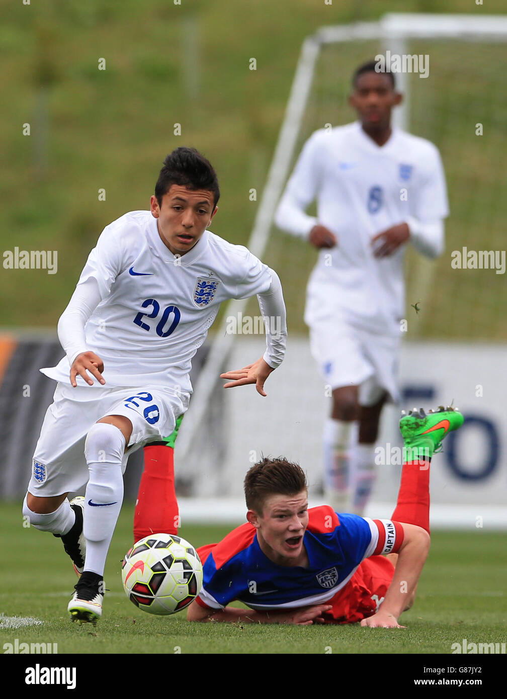 Football - International friendly - England U16 / United States U16 - St George's Park.Ian Carlo Poveda (Brentford), de l'Angleterre U16, a relevé le défi de Chris Durkin, des États-Unis Banque D'Images