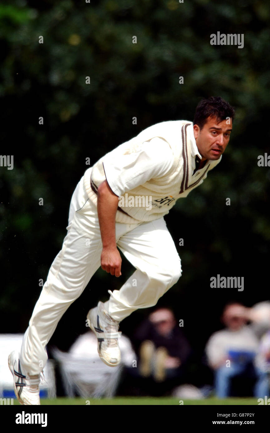 Cricket - Trophée Cheltenham & Gloucester - première ronde - Staffordshire / Surrey - Leek. James Ormond, Surrey Banque D'Images