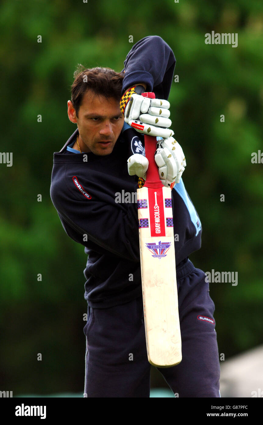 Cricket - Trophée Cheltenham & Gloucester - première ronde - Staffordshire / Surrey - Leek. Mark Ramprakash, Surrey Banque D'Images