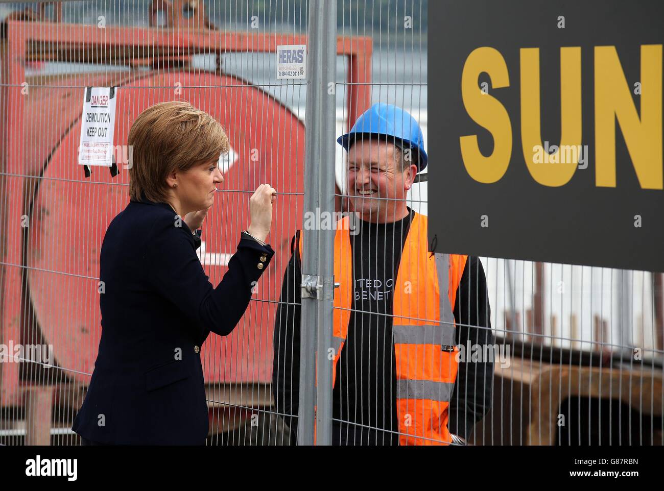 Le premier ministre Nicola Sturgeon s'adresse à un employé lors d'une visite à Ferguson Marine Engineering Ltd à Port Glasgow pour annoncer que le chantier naval est le soumissionnaire privilégié pour un contrat de 97 millions de livres sterling visant à construire deux grands ferries à carburant double pour le service de traversier de Clyde et Hebrides. Banque D'Images