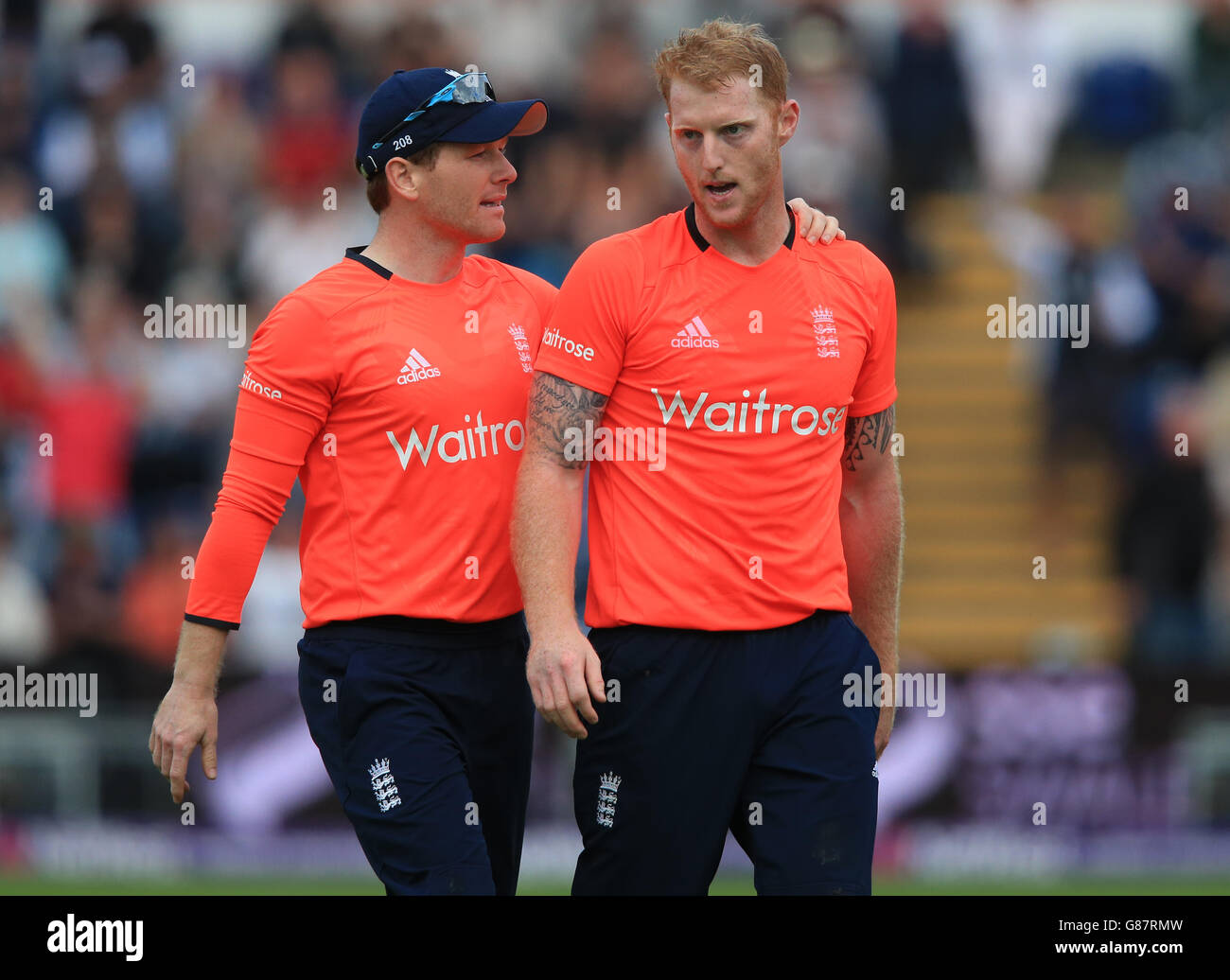 Le capitaine d'Angleterre Eoin Morgan parle avec son coéquipier Ben Stokes (à droite) après avoir pris le cricket de Nathan Coulter-Nile en Australie lors de la finale lors du match de la série NatWest International T20 au stade SWALEC, à Cardiff. Banque D'Images