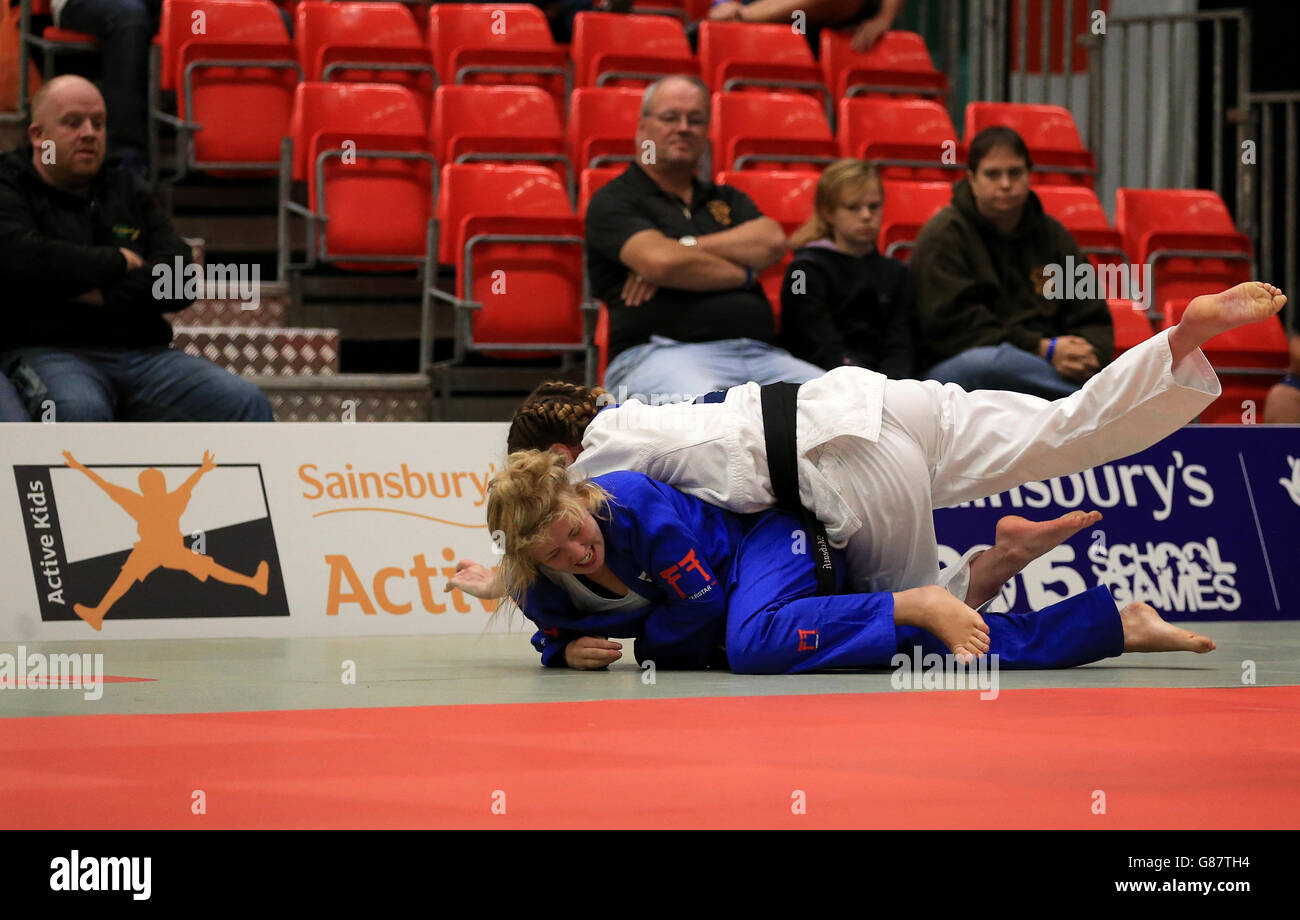 Abigail McBeath (blanc) en Écosse et Chloe Mair Rees Jones (bleu) au pays  de Galles se disputent les filles de moins de 57g judo au cours du  troisième jour des Jeux scolaires
