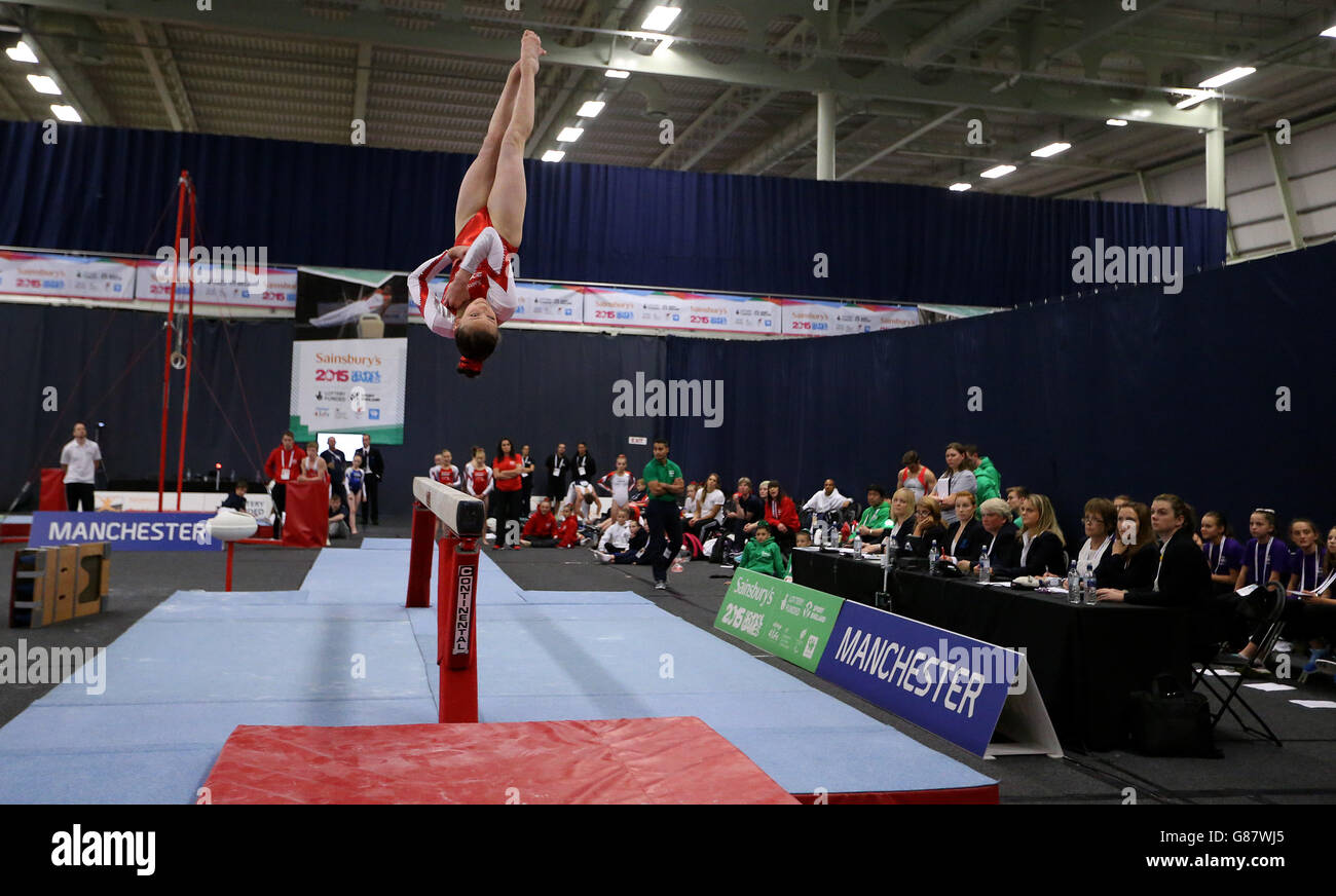 Latalia Bevan au pays de Galles sur le faisceau d'équilibre dans la gymnastique lors des Jeux scolaires de Sainsbury 2015 à Manchester. APPUYEZ SUR ASSOCIATION photo. Date de la photo: Samedi 5 septembre 2015. Le crédit photo devrait se lire: Steven Paston/PA Wire Banque D'Images