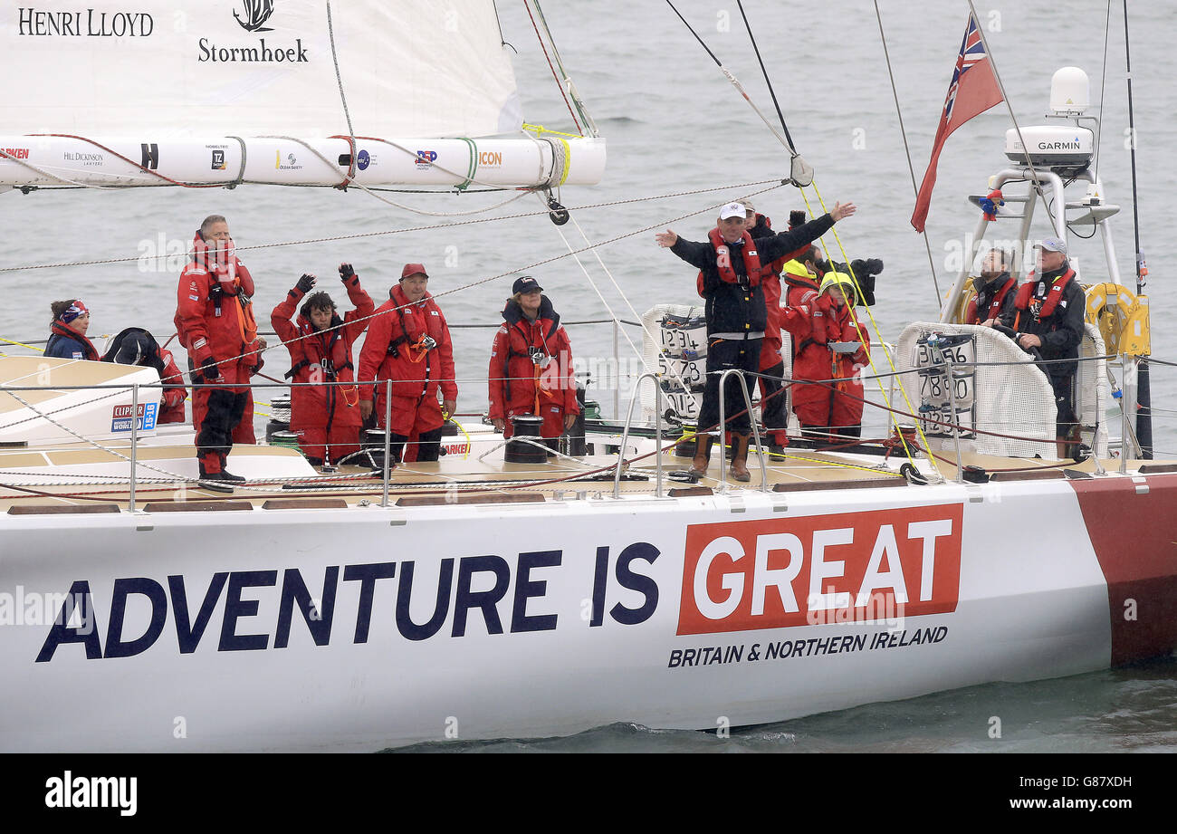 Voile - Clipper Round the World Yacht Race Start - Southend Pier.L'équipage du yacht de Grande-Bretagne se déferle au début de la Clipper 2015-16 Round the World Yacht Race à Southend Pier. Banque D'Images