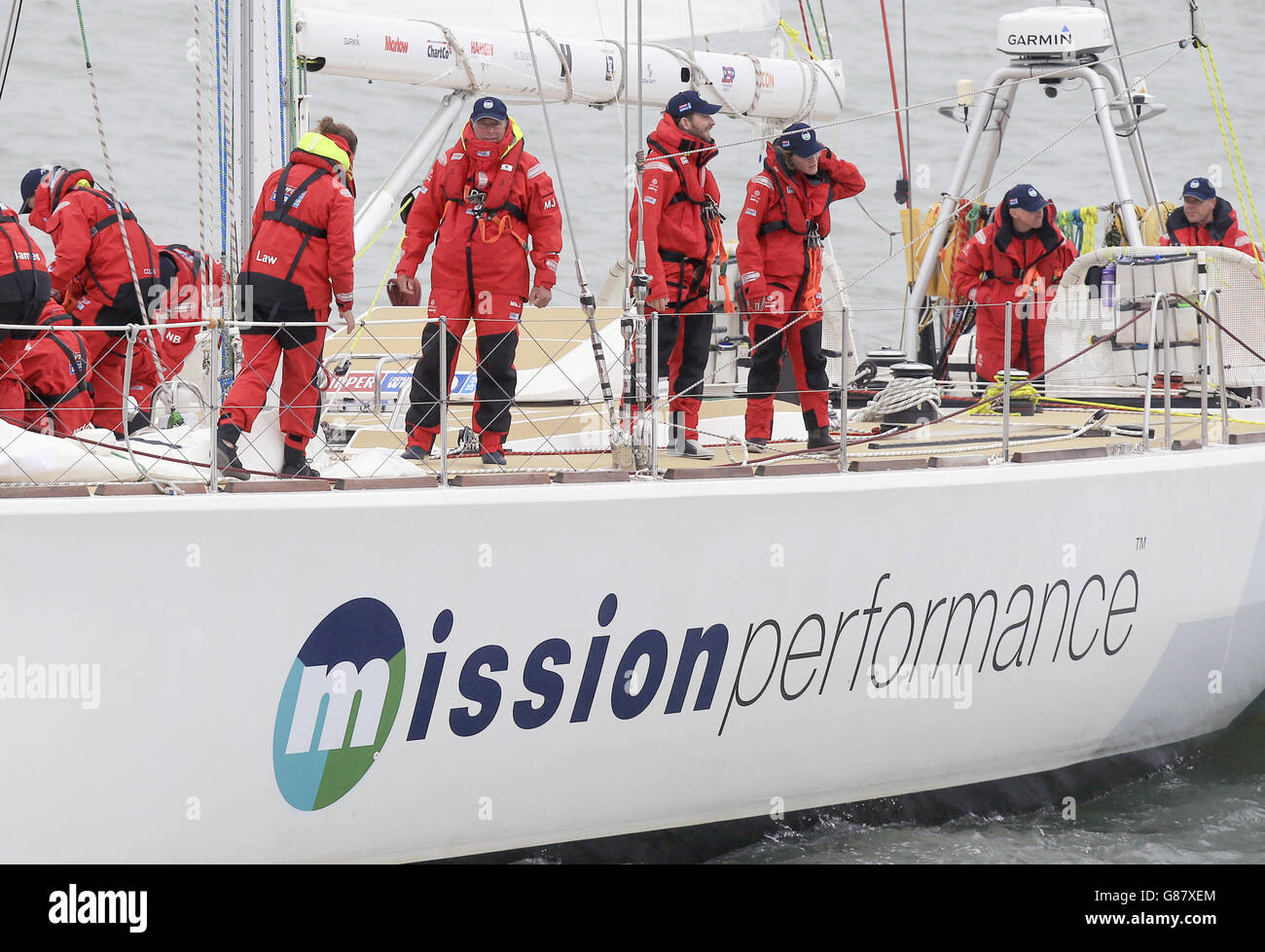 Voile - Clipper Round the World Yacht Race Start - Southend Pier.Le yacht Mission Performance au début de la Clipper 2015-16 Round the World Yacht Race à Southend Pier. Banque D'Images