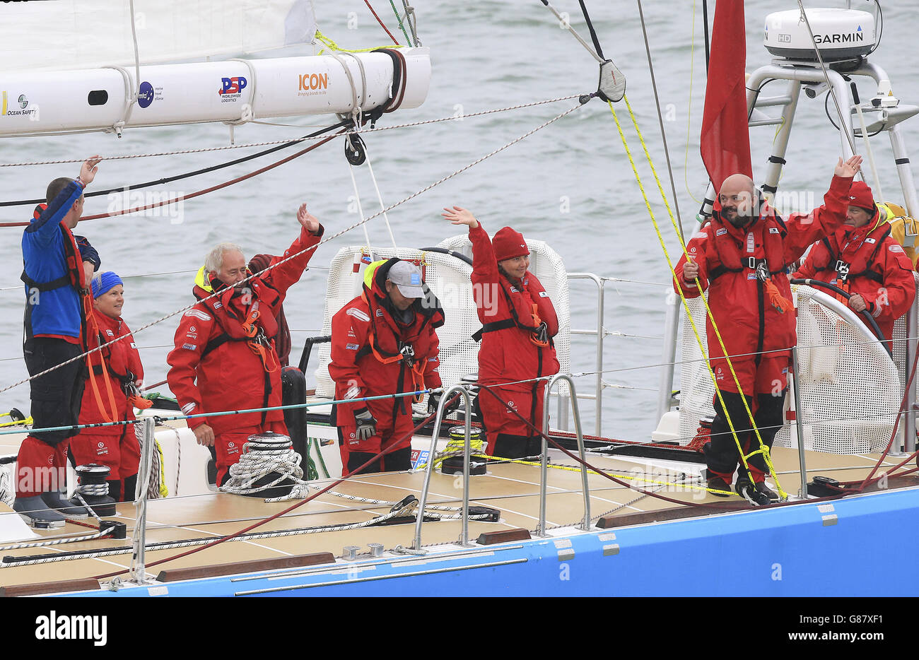 L'équipage du yacht de l'UNICEF se déferle au début de la course Clipper 2015-16 Round the World Yacht à Southend Pier. Banque D'Images