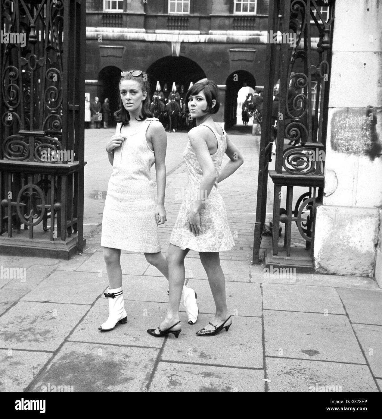 Irene Havelykke (à gauche) et le modèle jamaïcain Tiffany montrant les nouvelles fashions devant l'entrée de Horse Guards Parade Londres. Banque D'Images