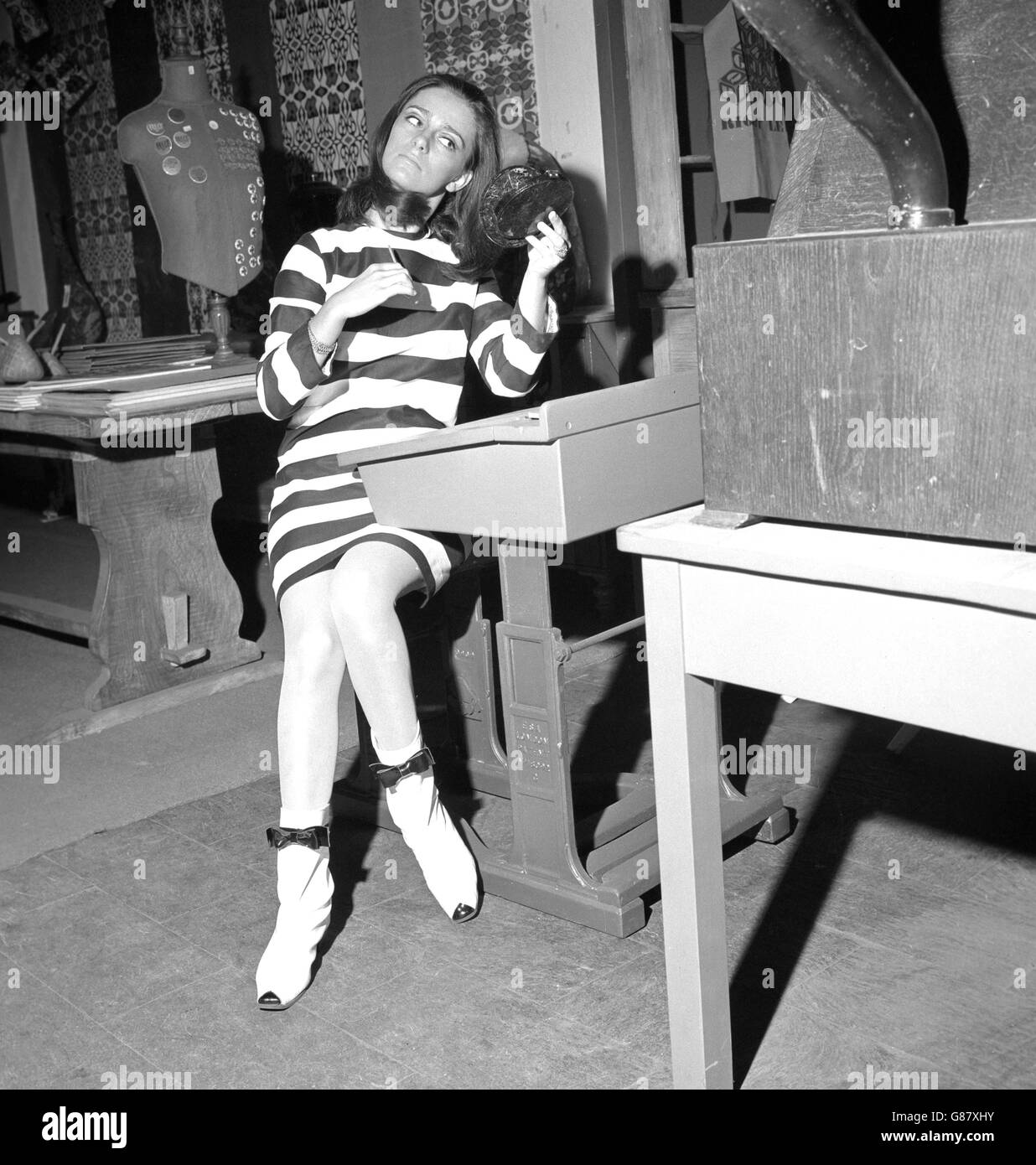 Mode - années 1960 - Londres.Irene Havelykke présente les toutes dernières tendances dans un magasin de Carnaby Street à Londres. Banque D'Images