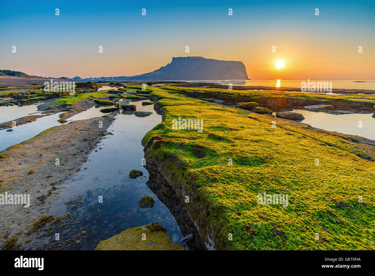 Lever du soleil à Seongsan Ilchulbong, Jeju, Corée du Sud Banque D'Images