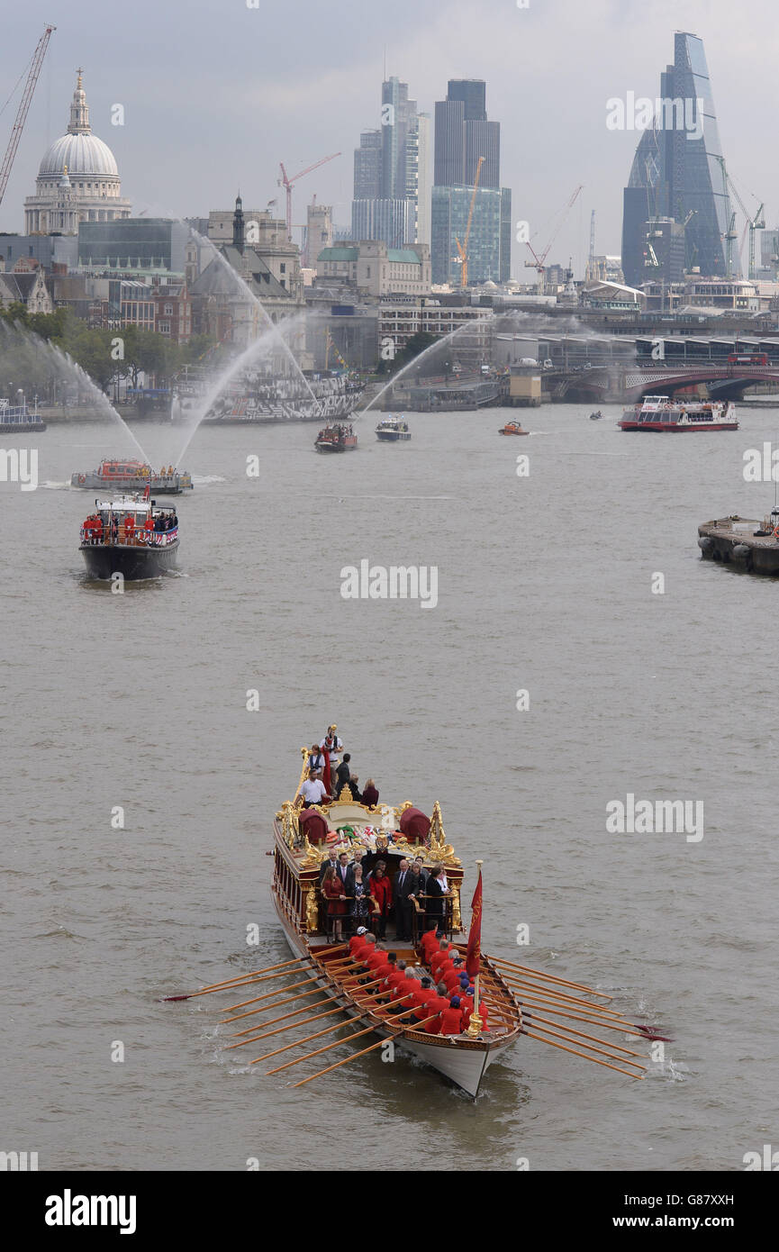 Un Royal River Salute, dirigé par la barge royale, le Gloriana navigue sur la Tamise à Londres pour célébrer la reine Elizabeth II qui devient le plus long monarque britannique régnant. Banque D'Images