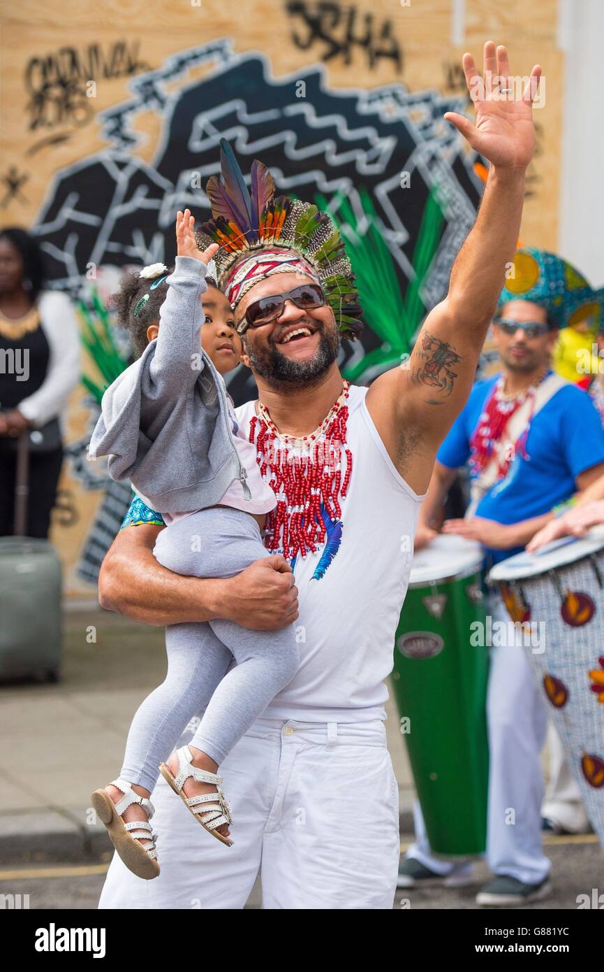 Fêtards apprécient le Notting Hill Carnival 2015, dans l'ouest de Londres. Banque D'Images