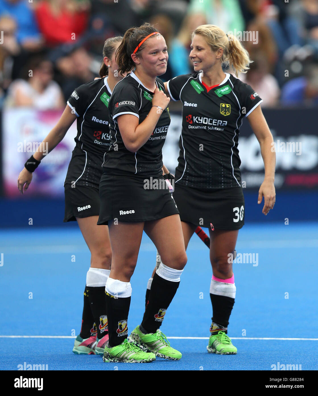 Charlotte Stapenhorst (au centre), en Allemagne, fête après la victoire de l'Allemagne à la médaille de bronze au Lee Valley Hockey and tennis Centre, Londres. Banque D'Images